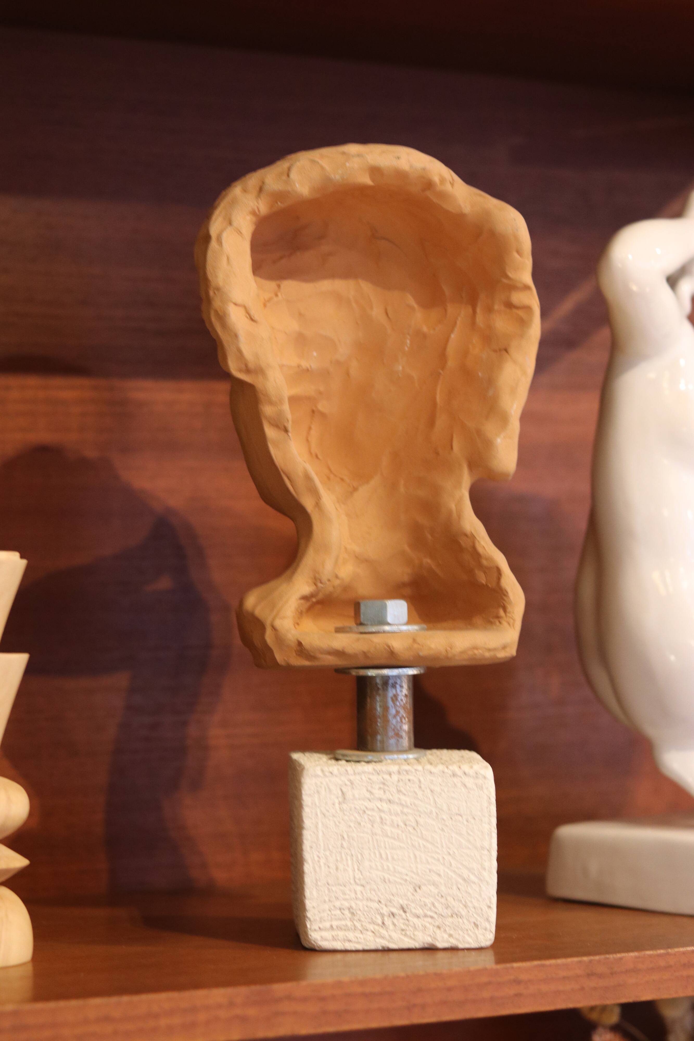 Tête d’Apollon en terre cuite sculptée à la main