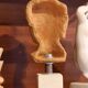Tête d’Apollon en terre cuite sculptée à la main