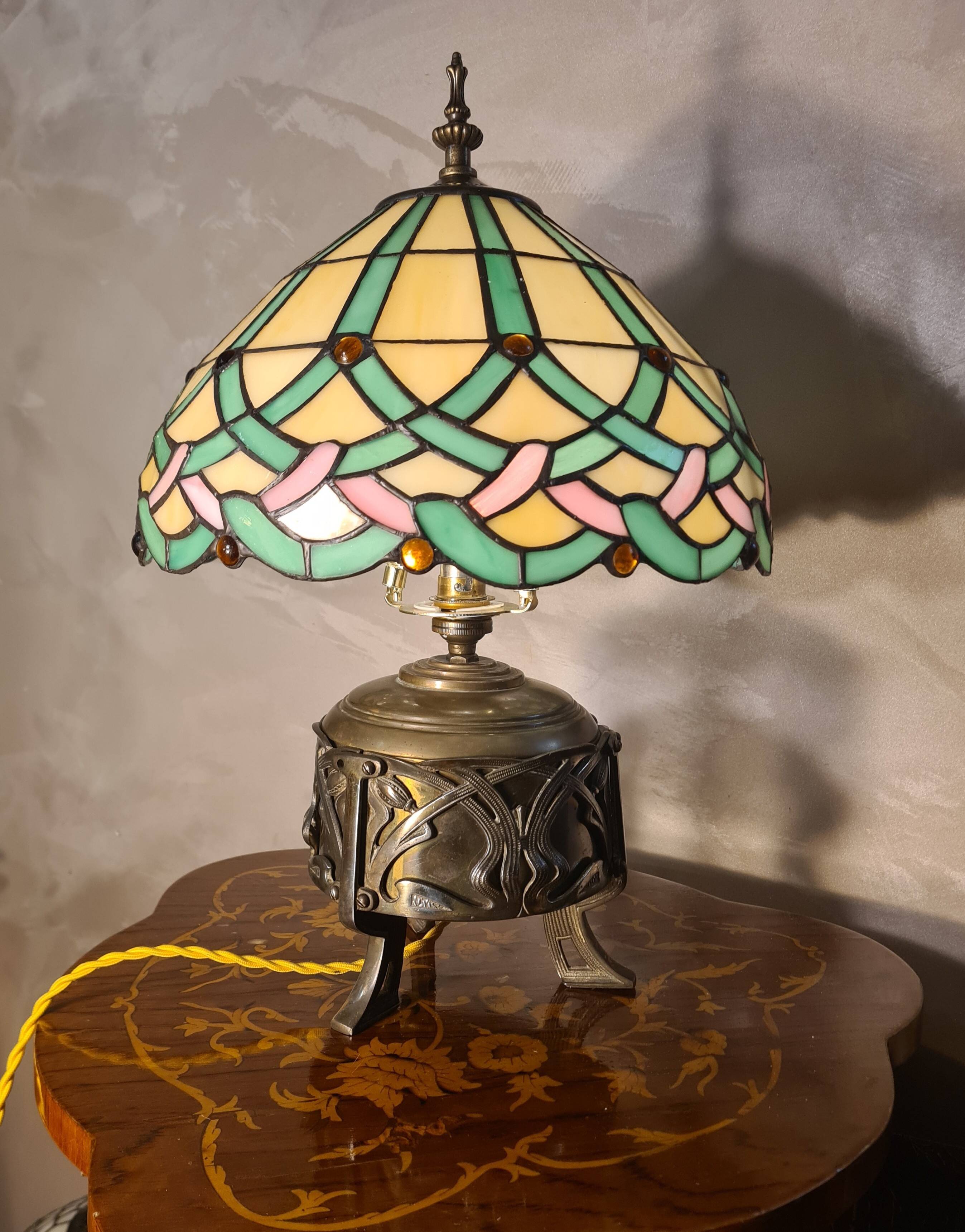 lampe bronze et laiton art nouveau 1900  et un abat jour en pate de verre e