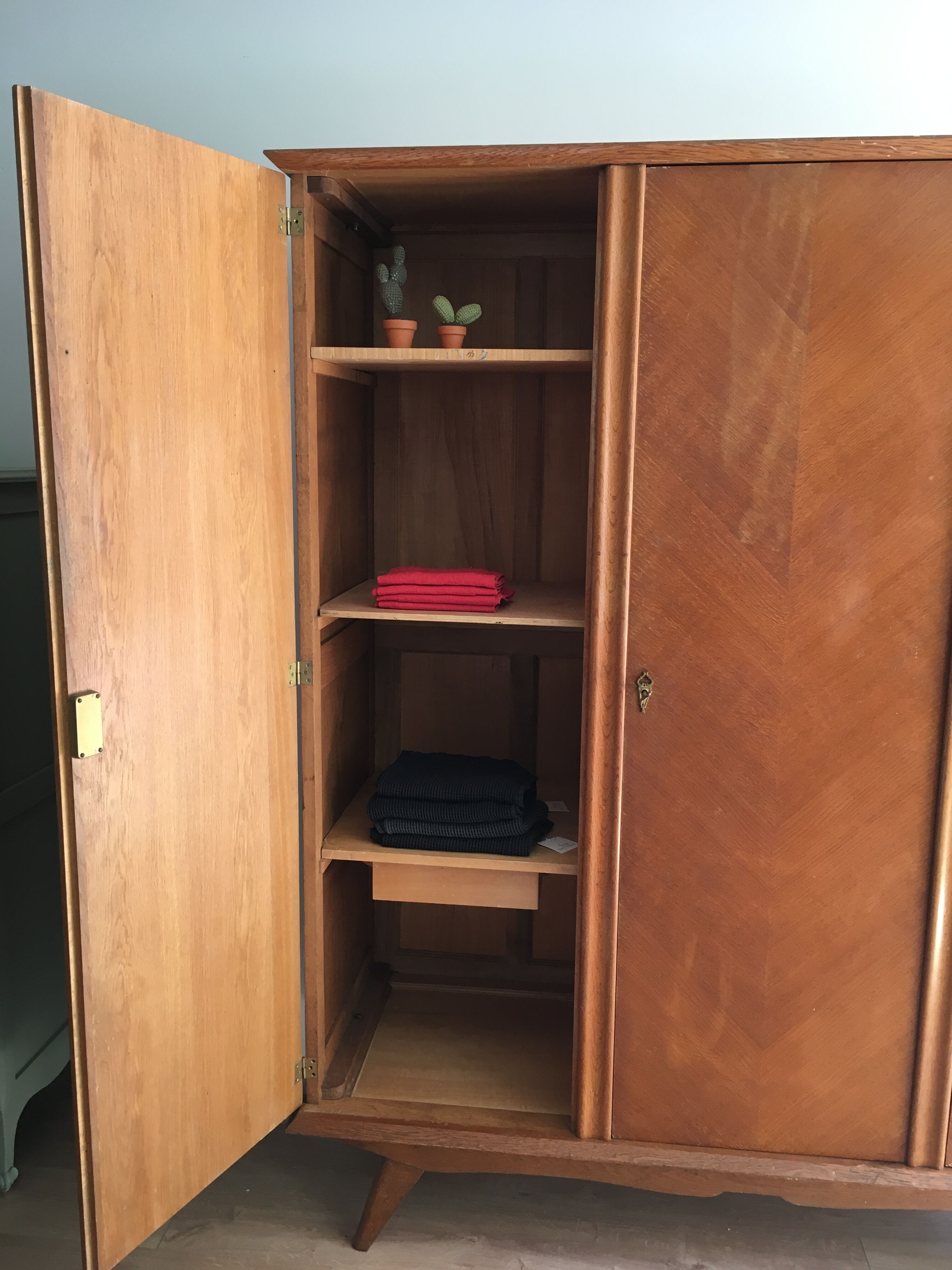 Vintage 3-doors cabinet with feet compass