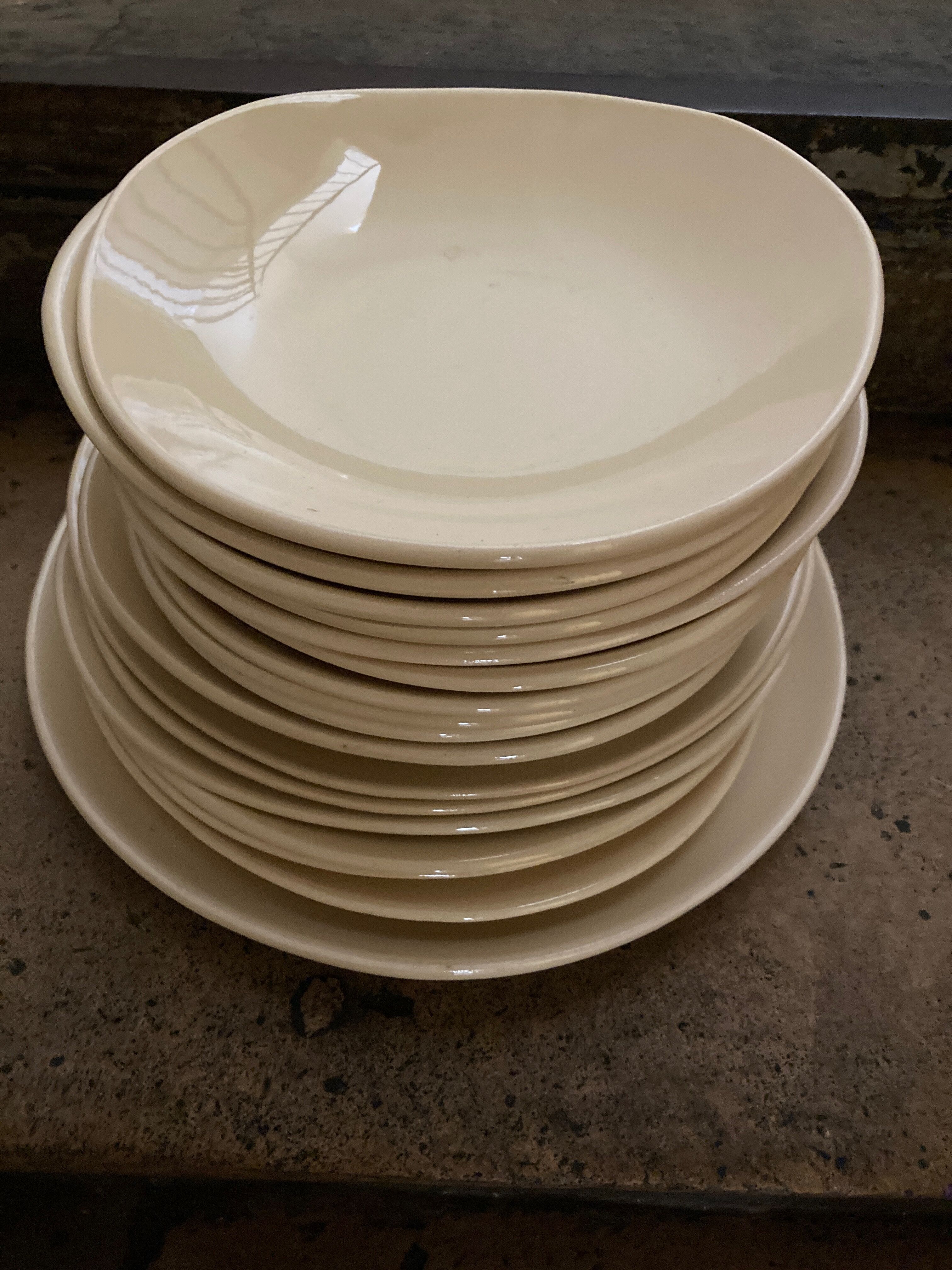 Product BHV 9 hollow plates free-form cap ivory faience 1070