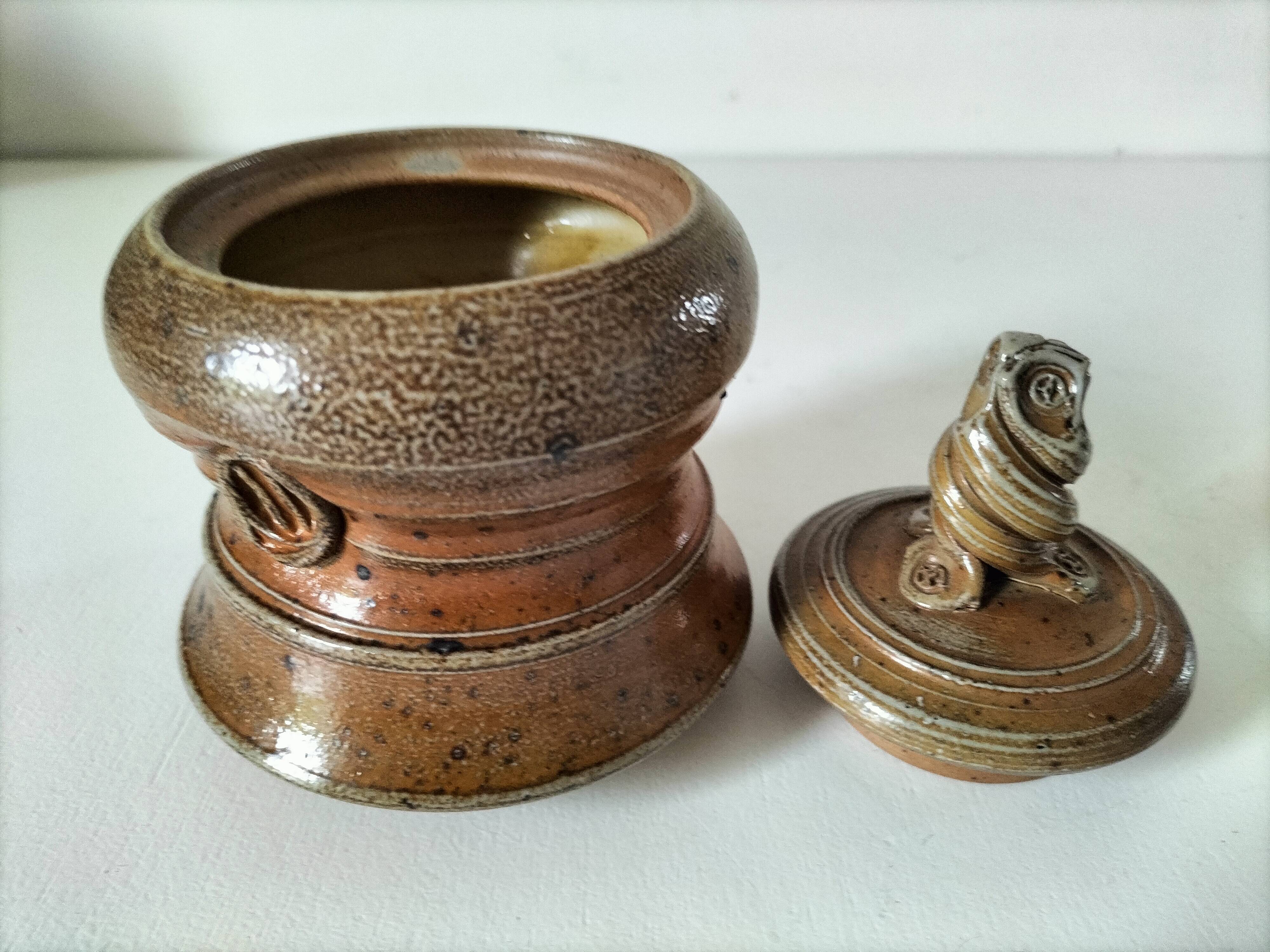 Covered pot in artisanal stoneware with an owl – signed Plume