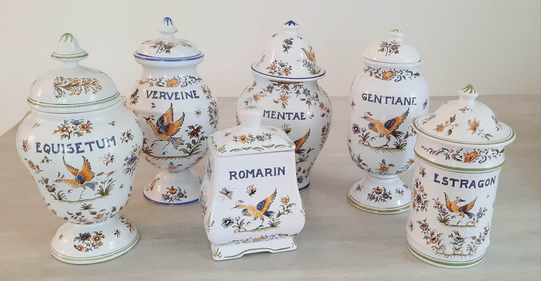 Apothecary pot "estragon" in faience of moustiers