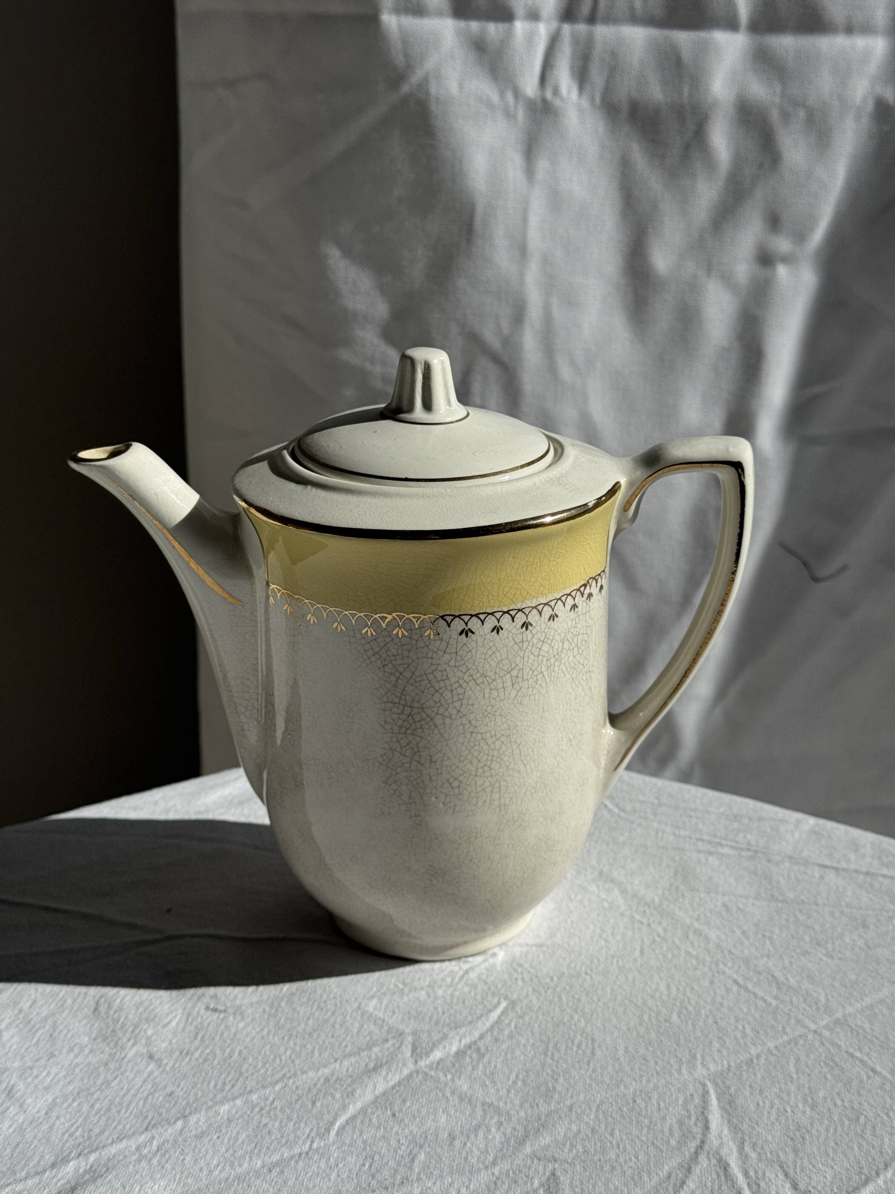 Théière en céramique l'Amandinoise à frise jaune et dorée H21