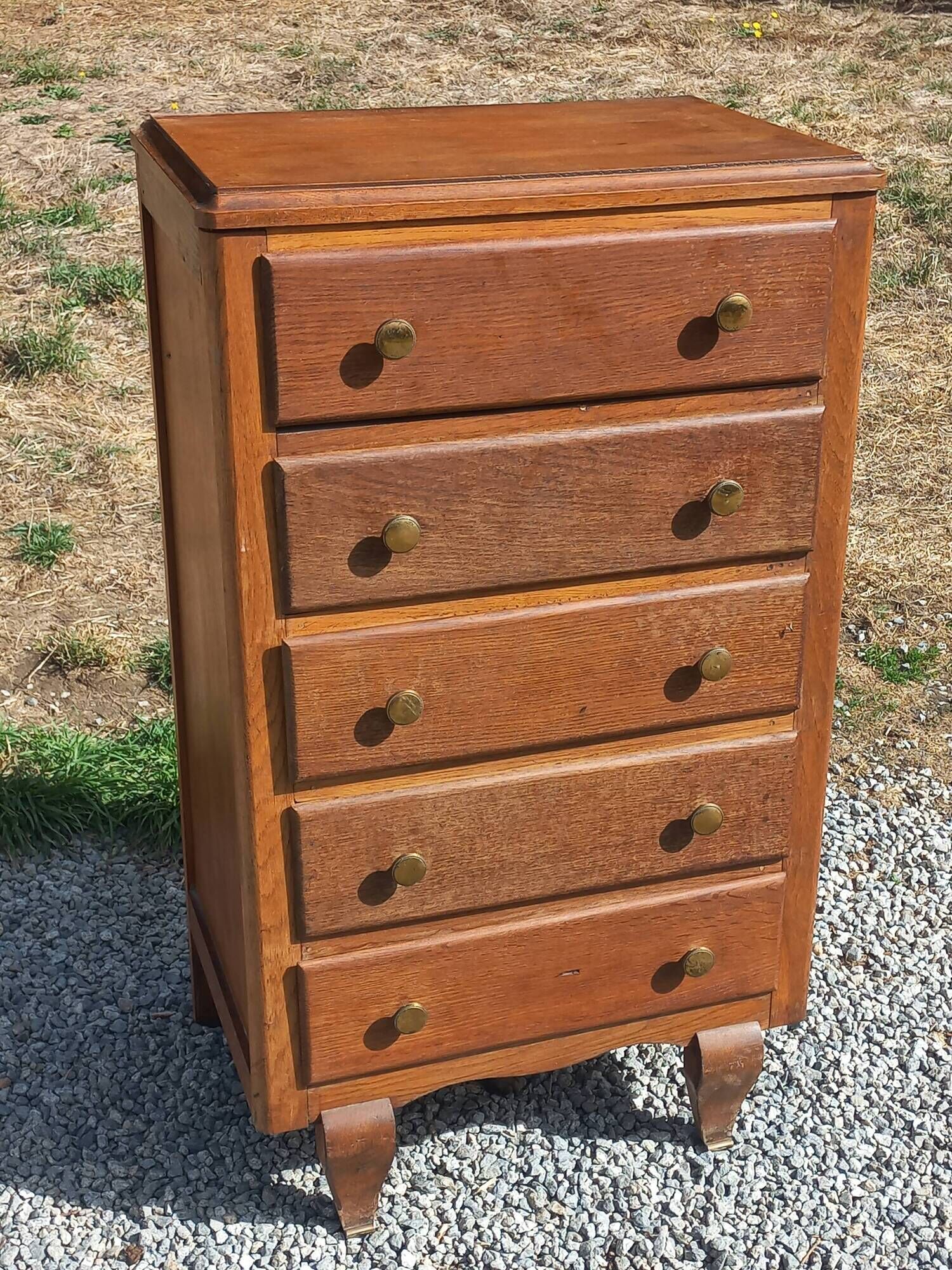 Vintage oak chest of drawers with 5 drawers from the 1950s.