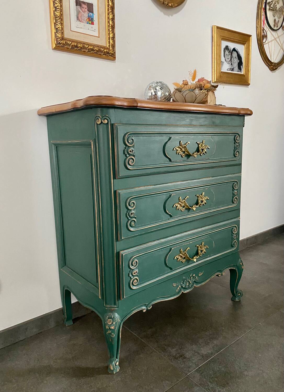 Commode bois massif relooké vert pinède patiné