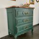 Commode bois massif relooké vert pinède patiné