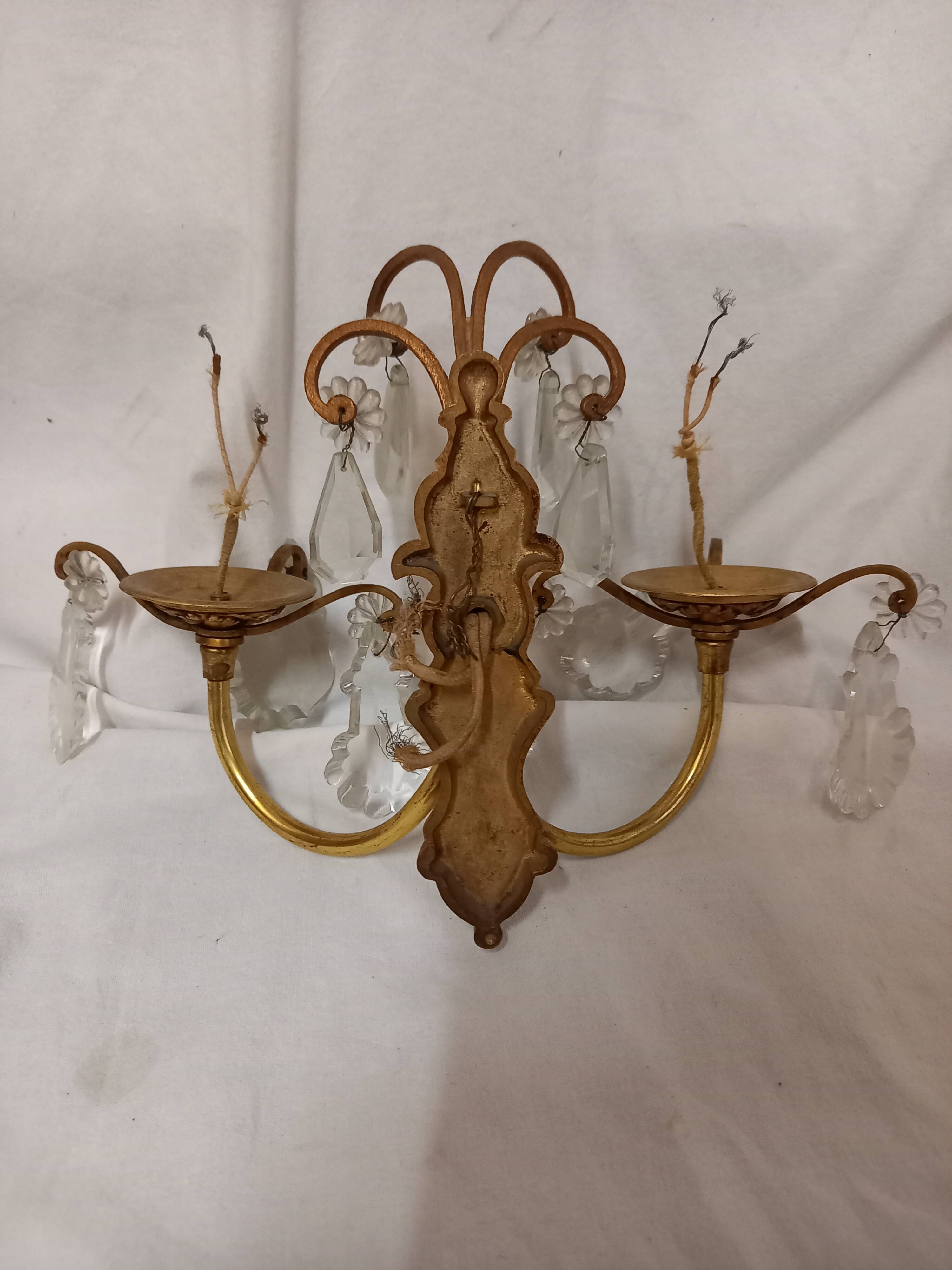 Antique wall lamp in gilded metal with cut crystal tassels