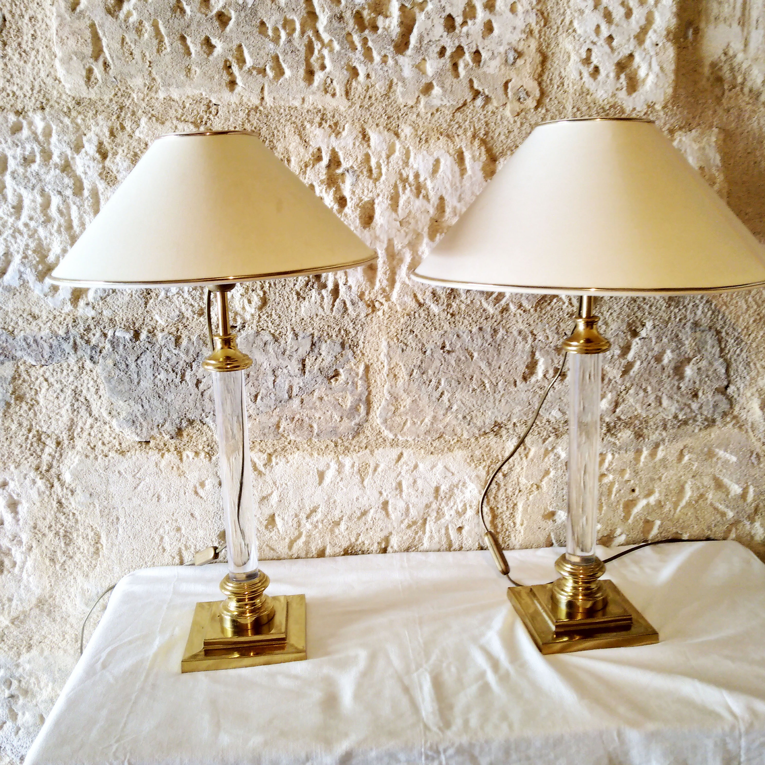 Pair of Plexiglas and brass lamp, Maison Le Dauphin, 1970