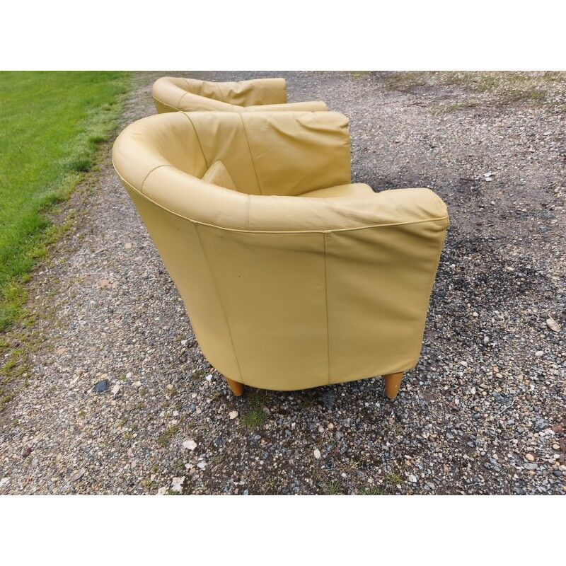 Paire de fauteuils simili cuir marron clair vintage
