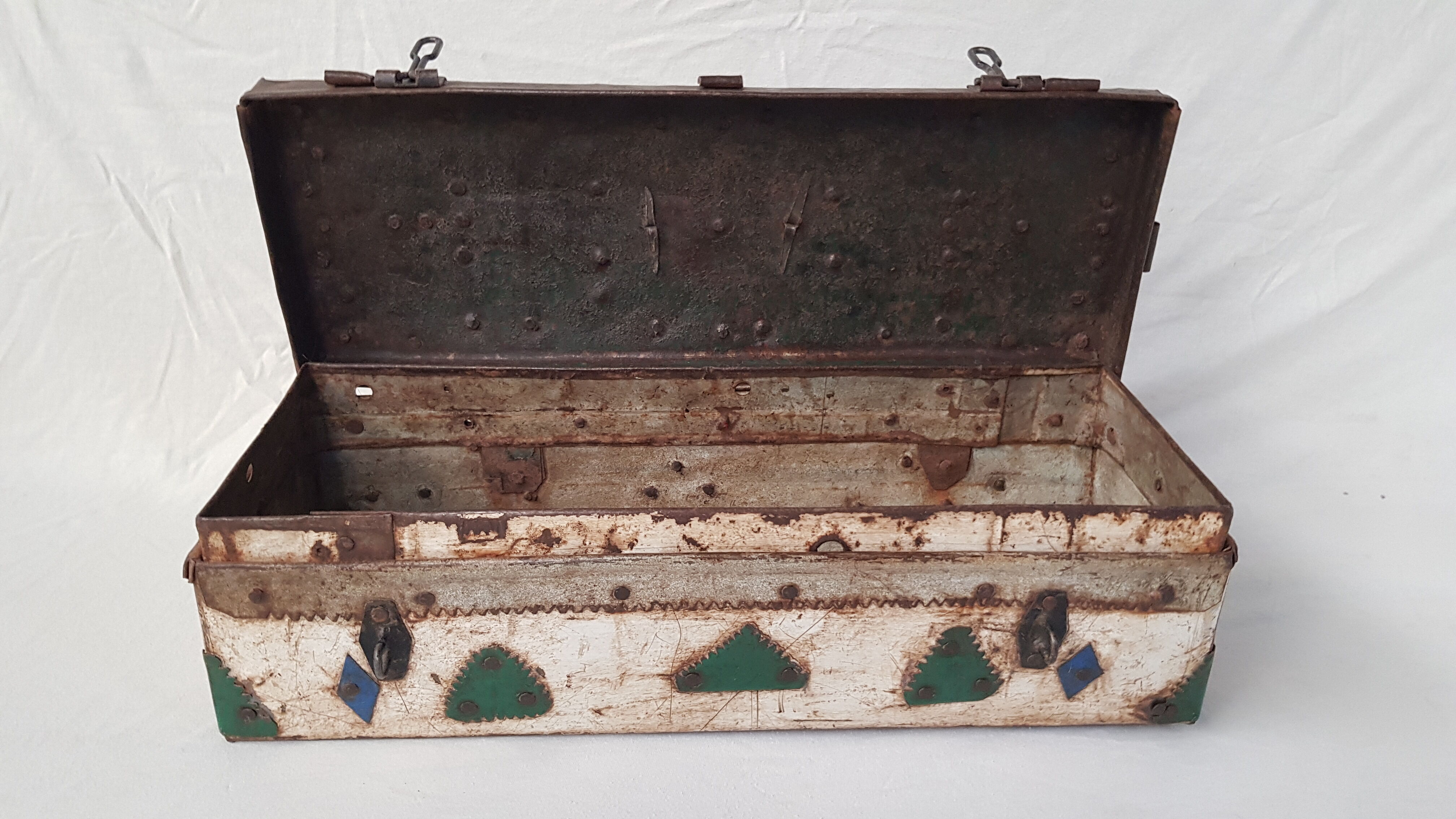 Ancienne boite tribale en métal martelé