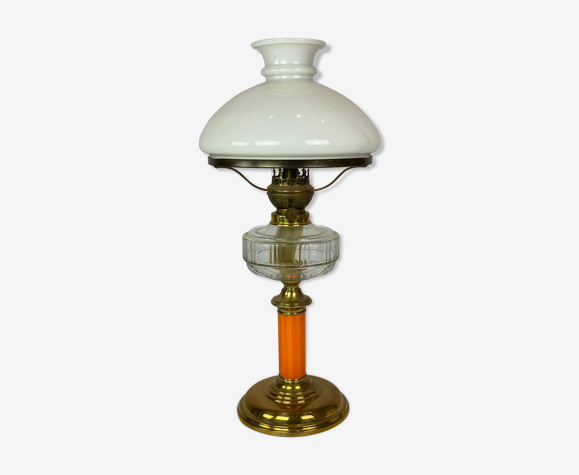Lampe à pétrole en laiton avec abat-jour en verre opalin blanc et tige en  verre orange, années 1860 | Selency