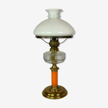 Lampe à pétrole en laiton avec abat-jour en verre opalin blanc et tige en verre orange, années 1860