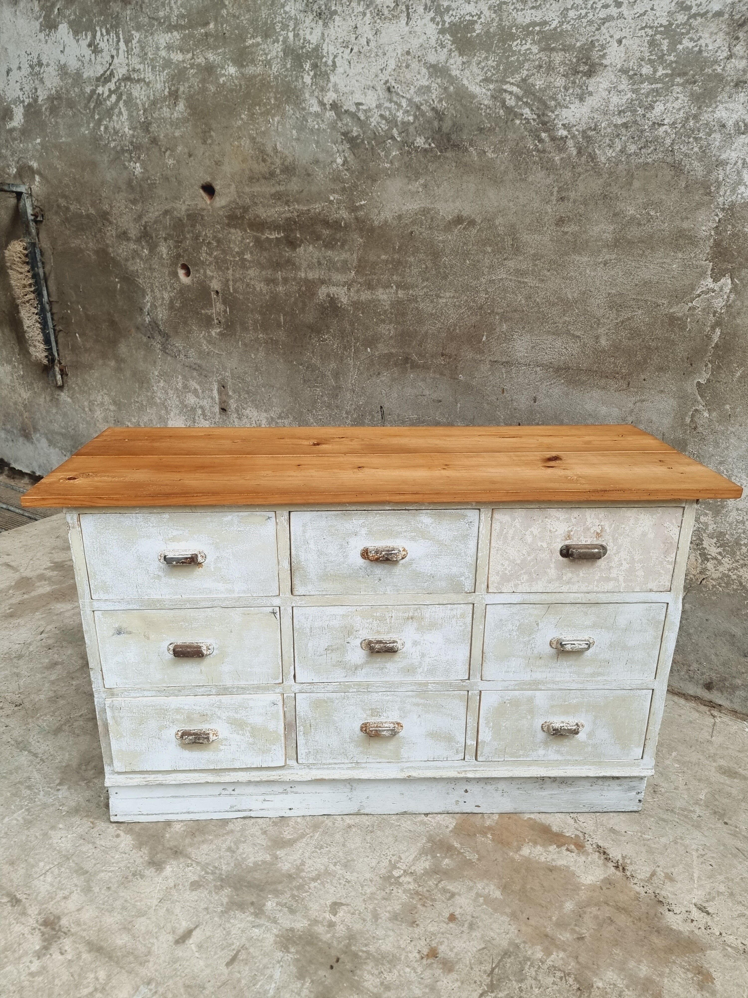 Chest of drawers