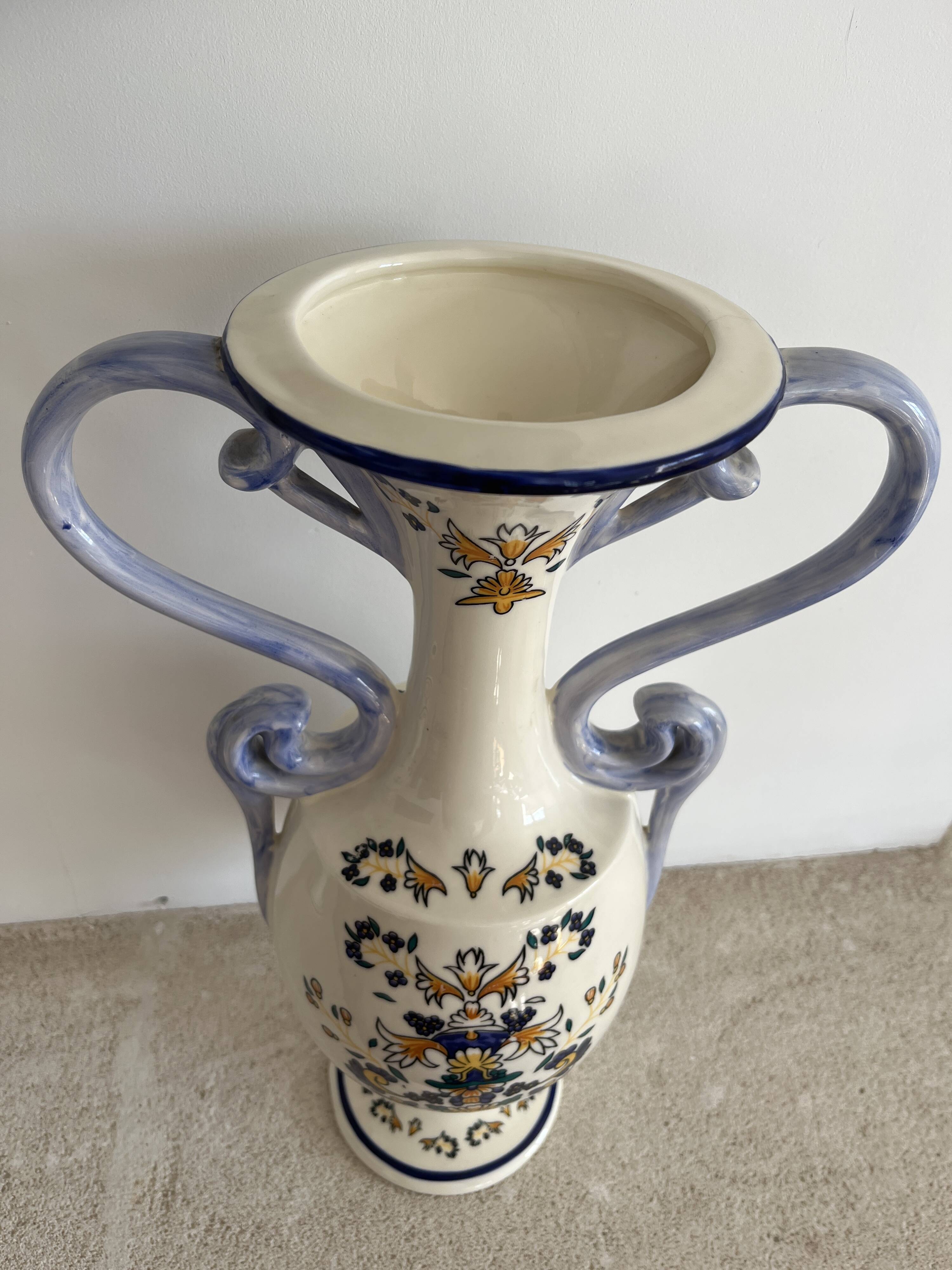 Baluster vase with handles in porcelain with floral decoration.