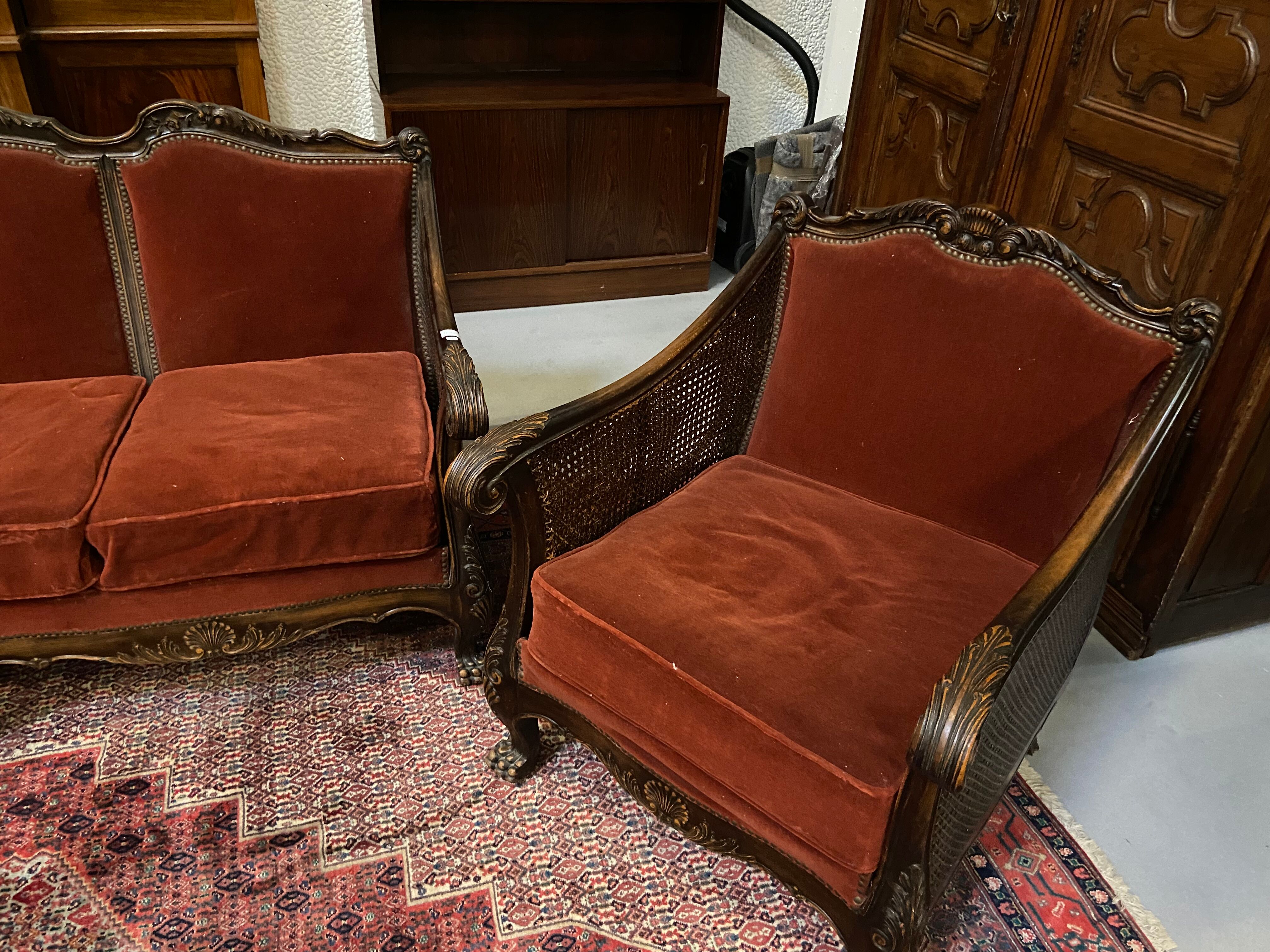 Salon baroque en velours bordeaux et bois