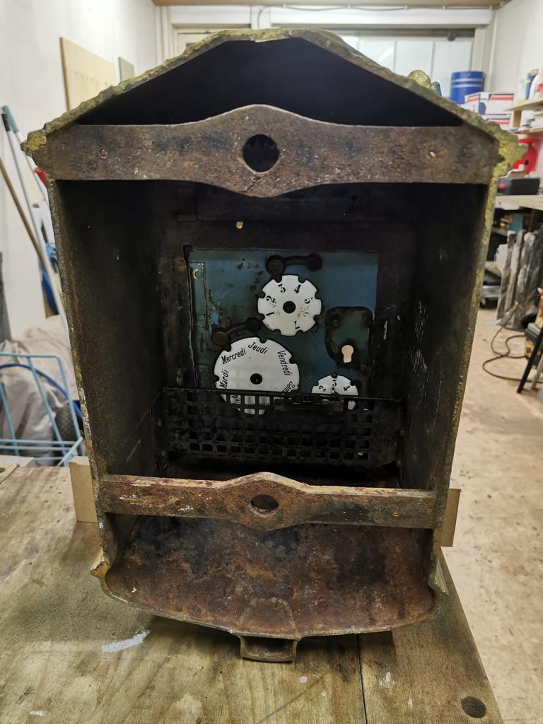 French public mailbox called "mougeotte"