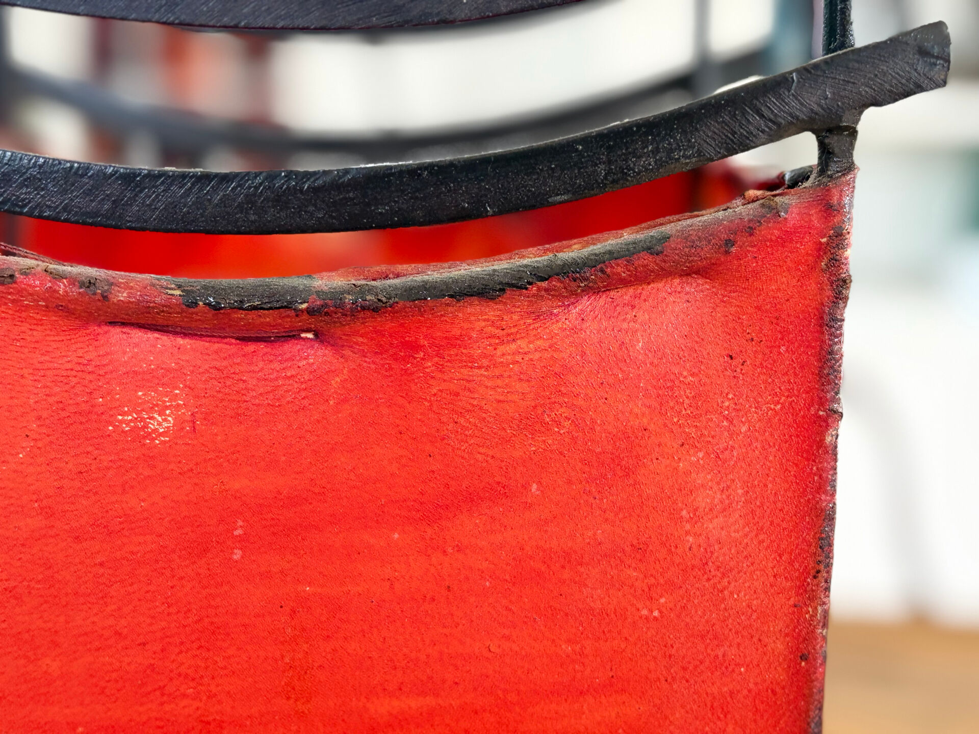 Vintage lamp in patinated black and red metal – Japanese spirit