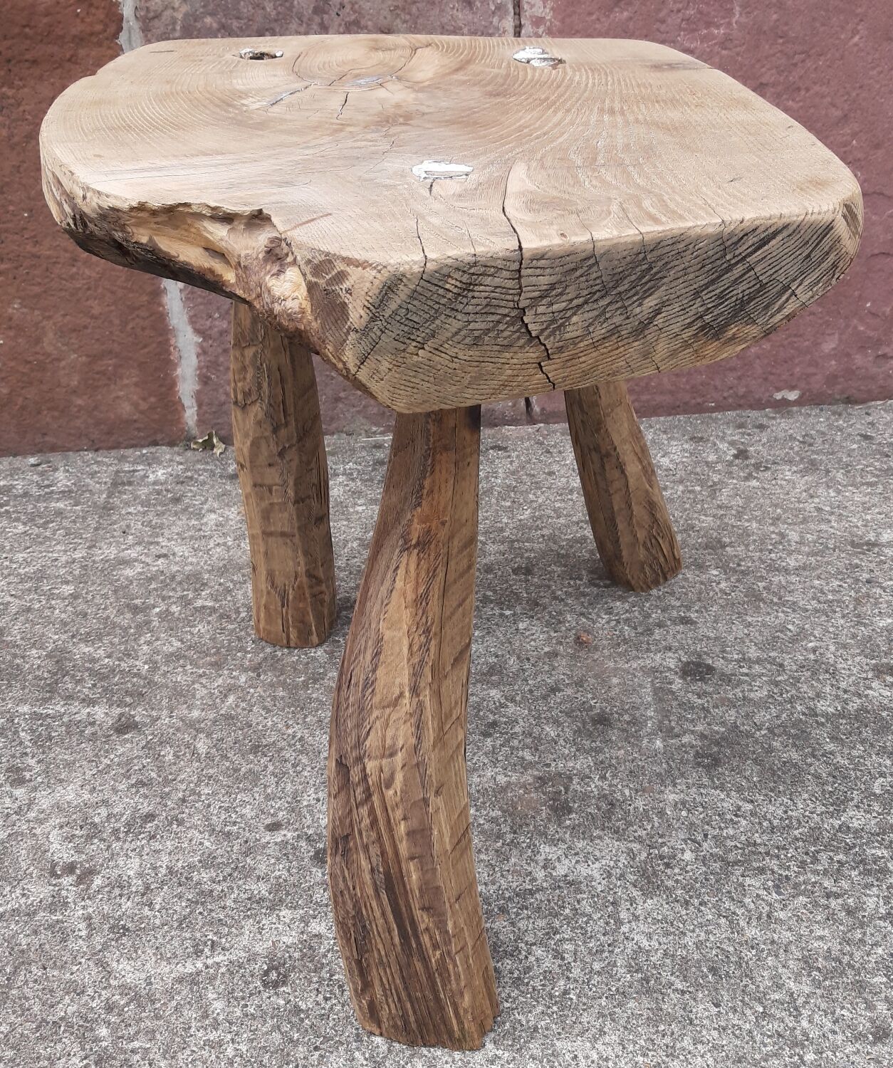 Brutalist coffee table in solid wood, tripod. (Popular art)