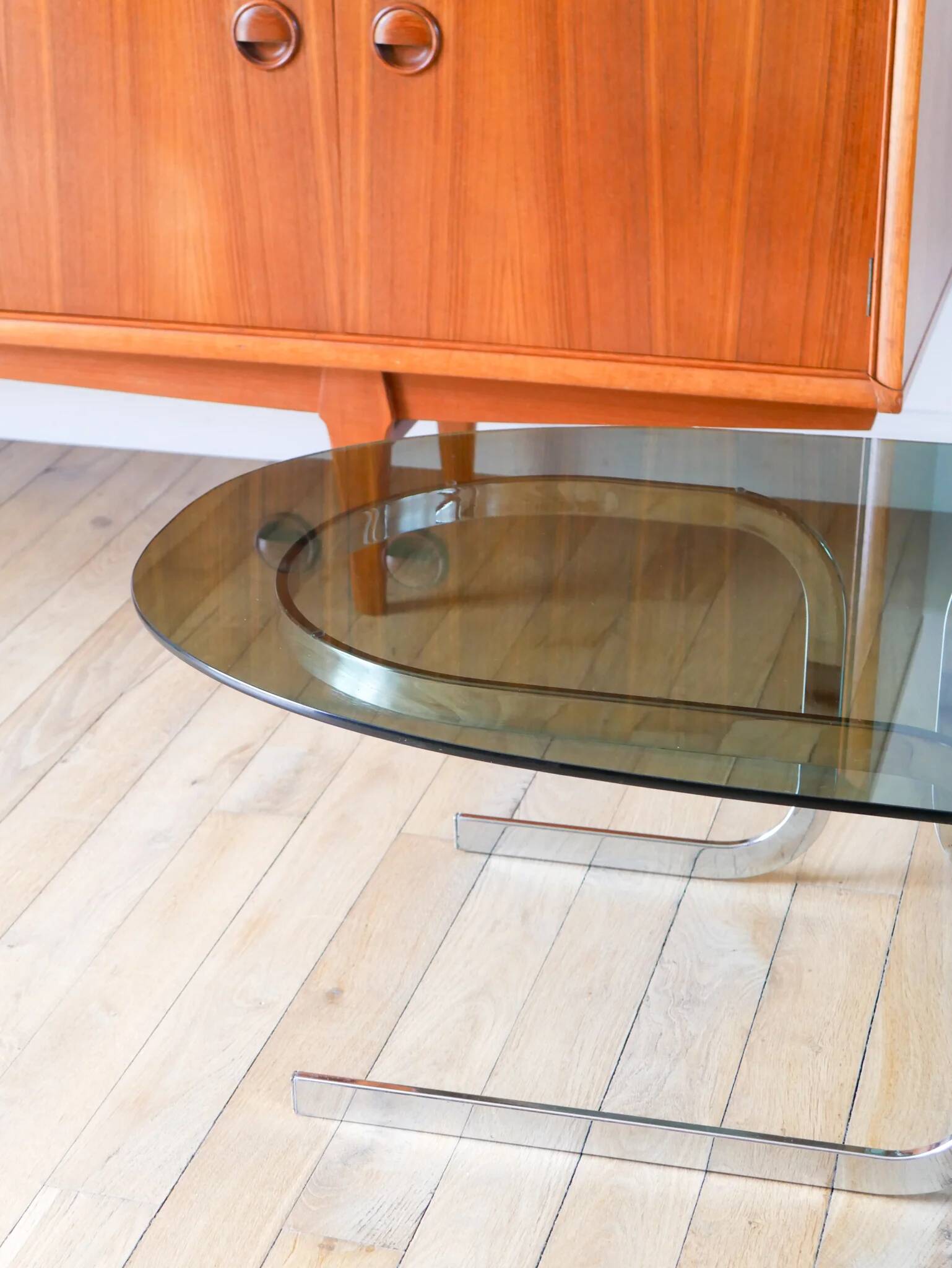 Oval coffee table in smoked glass and chrome, original double S design base, 1970.