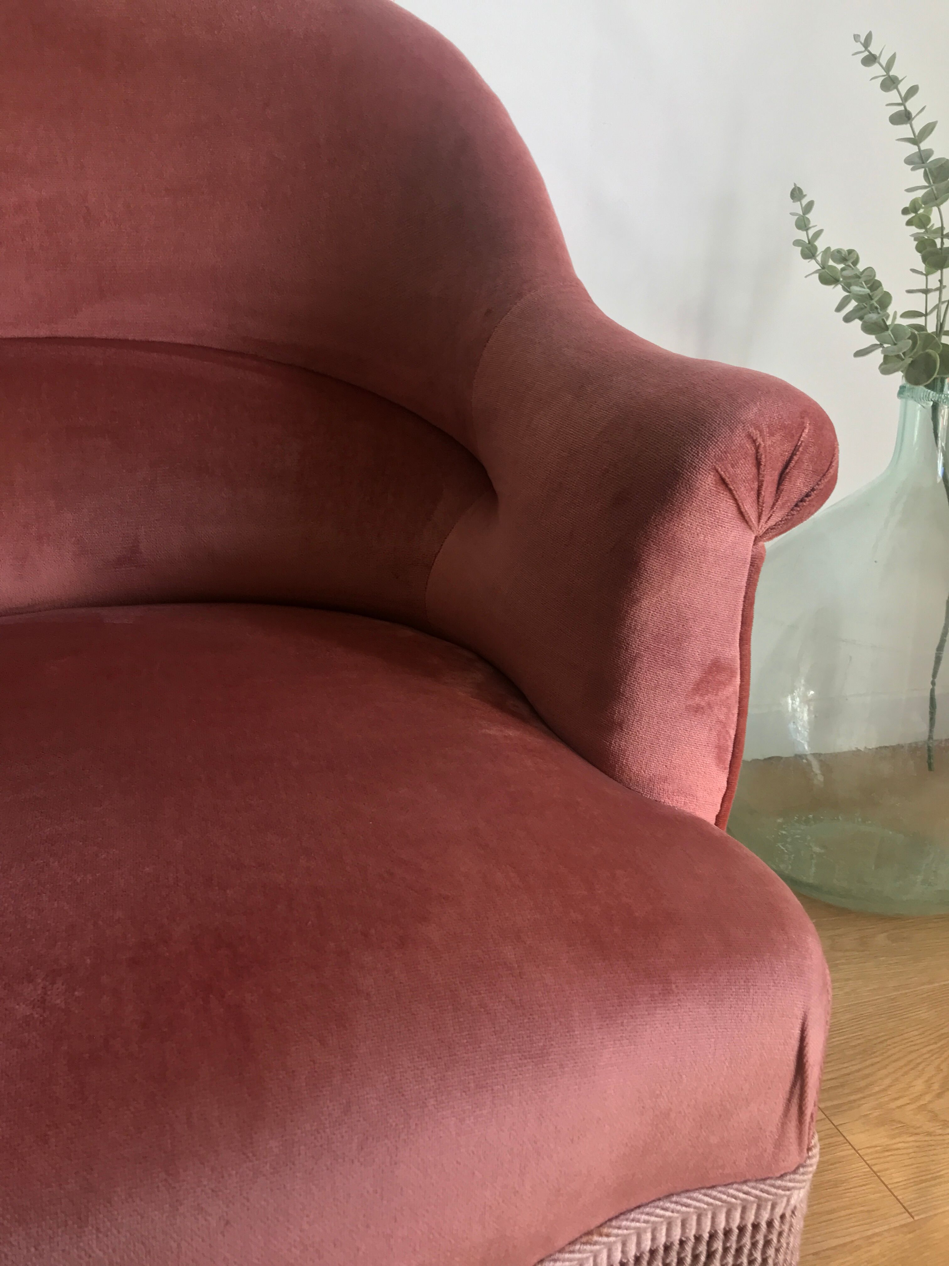 Fauteuil crapaud vintage rose en velours a franges