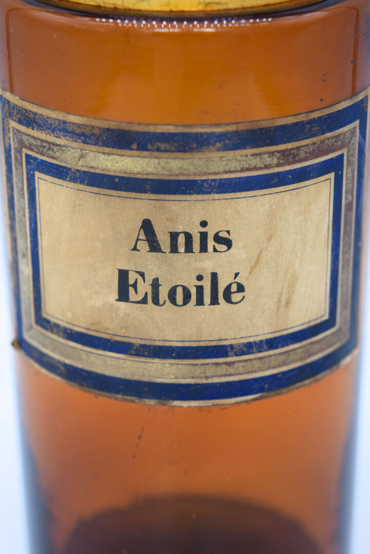 Pharmacy/apothecary old amber glass pot