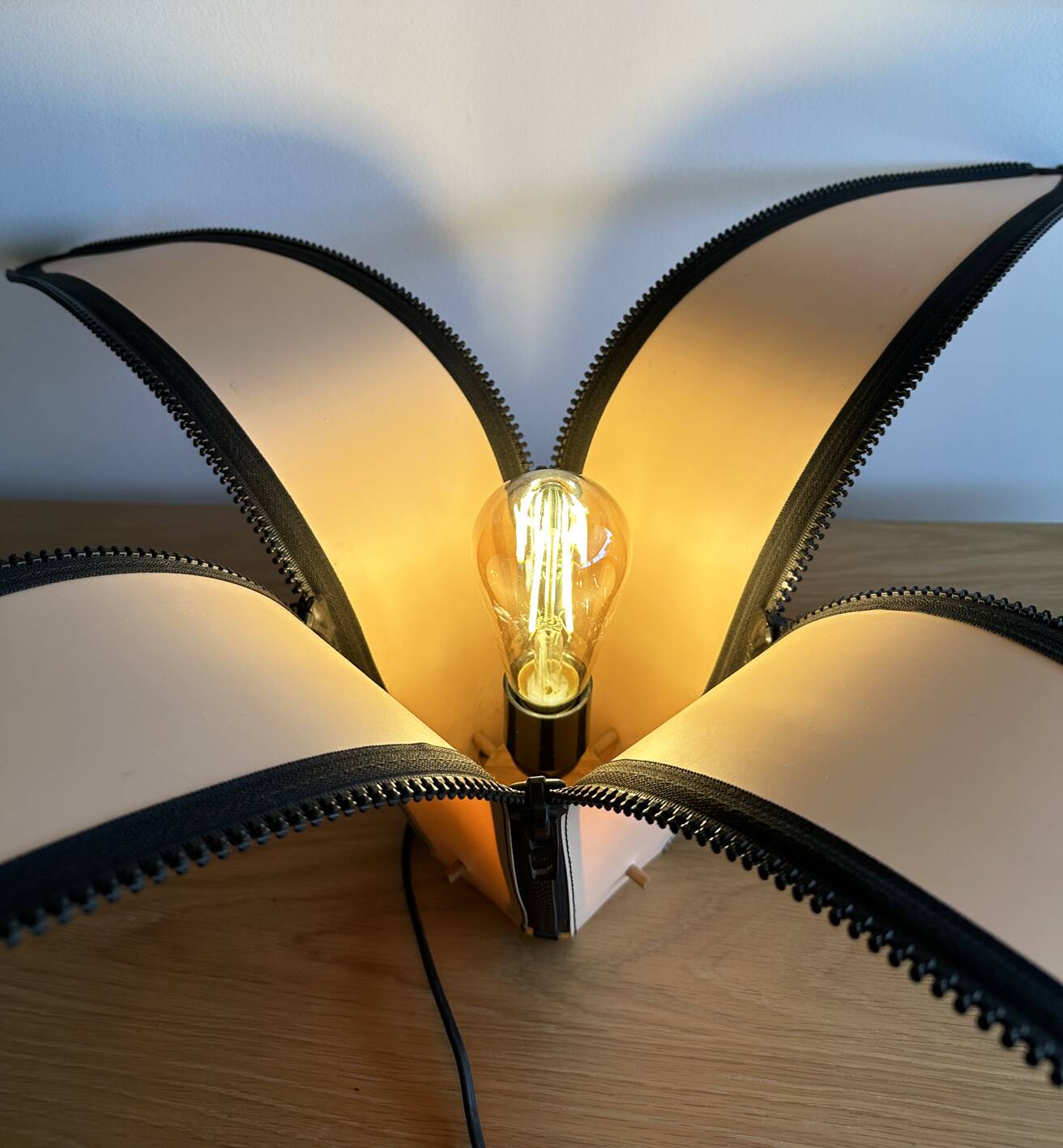 Large vintage PopArt zipped lamp. Italy, 1980s.