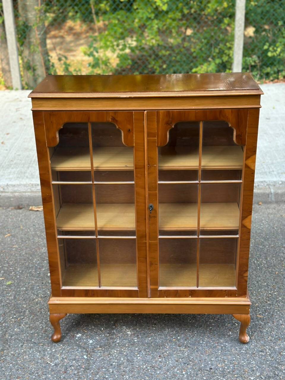 Chippendale display cabinet in wood, English Queen Anne dresser bookcase from 1960.