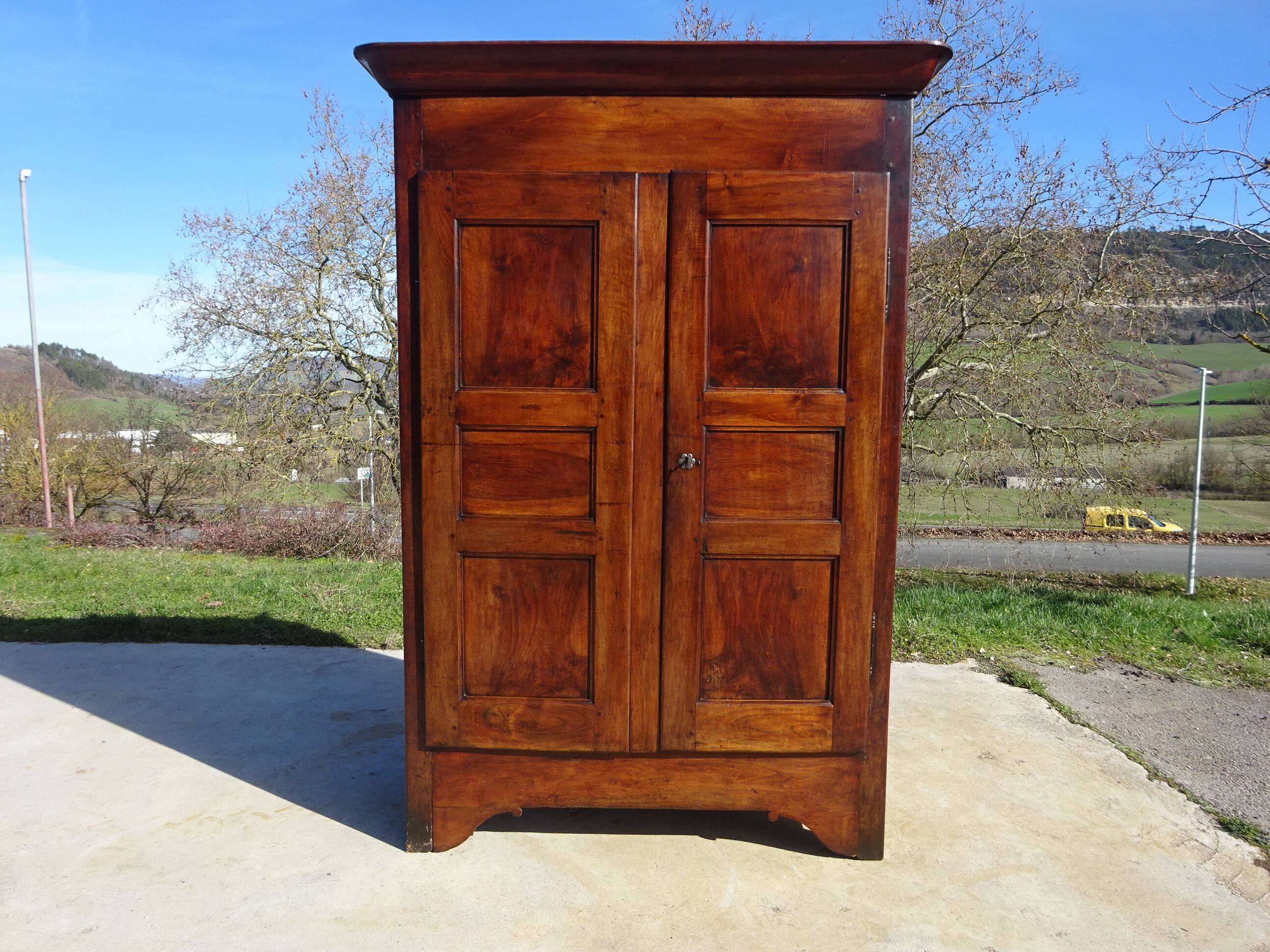 Revised Falmer His - armoire en noyer massif En vente sur