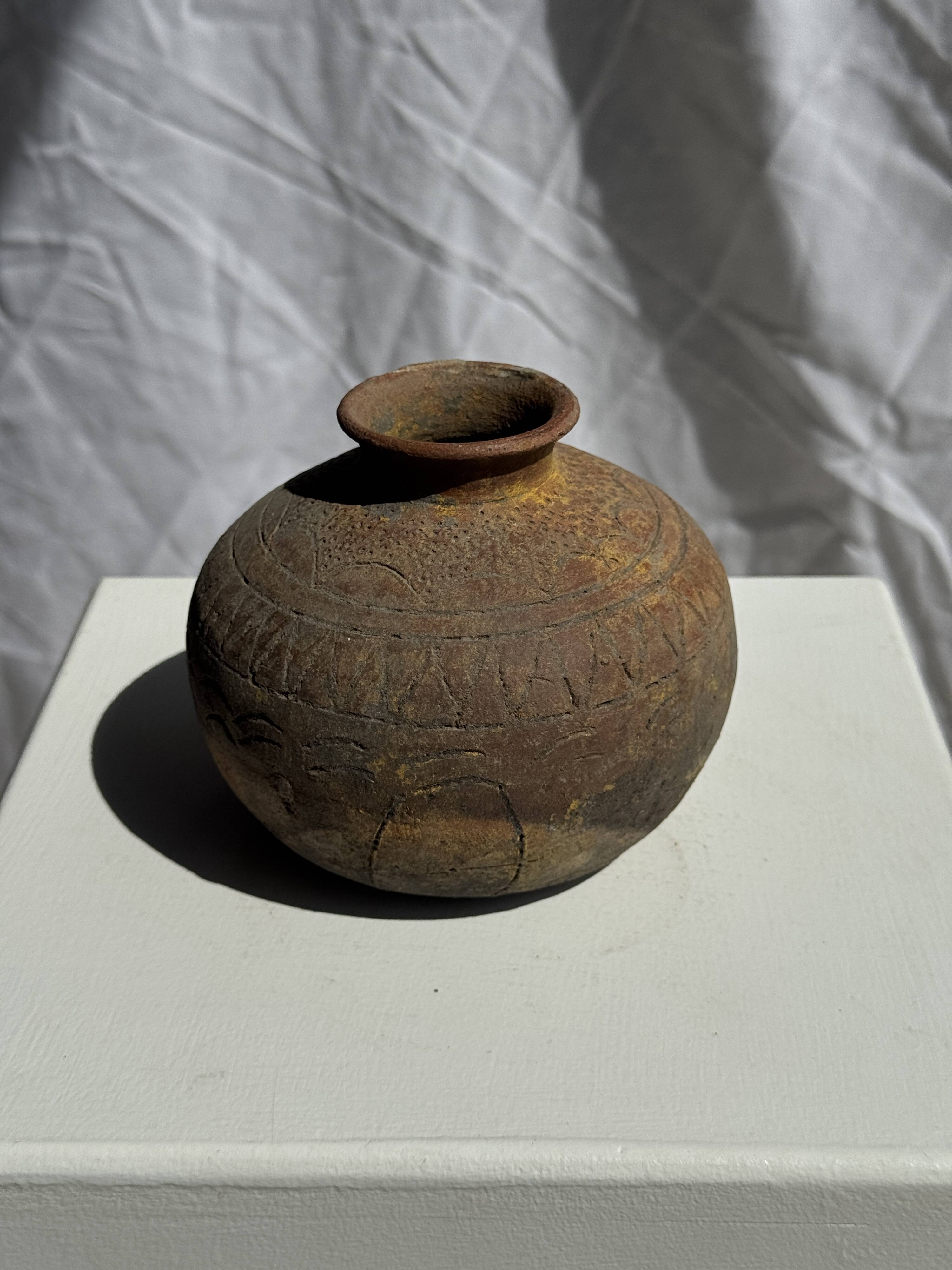 Small round ancient vase in engraved terracotta, Indonesian polychromy H10 D1
