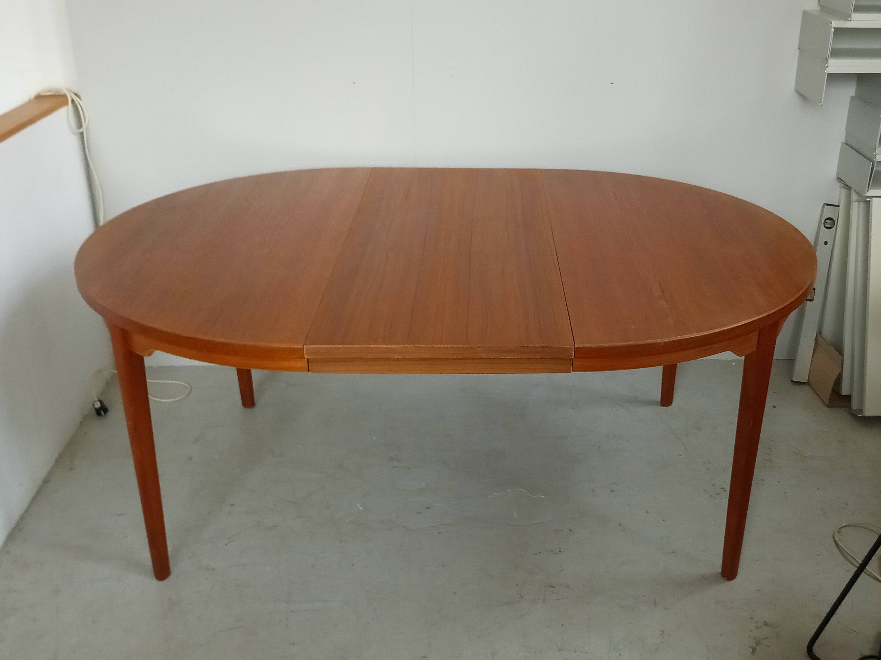 Danish round dining table by Sören Willadsen in teak, 60s