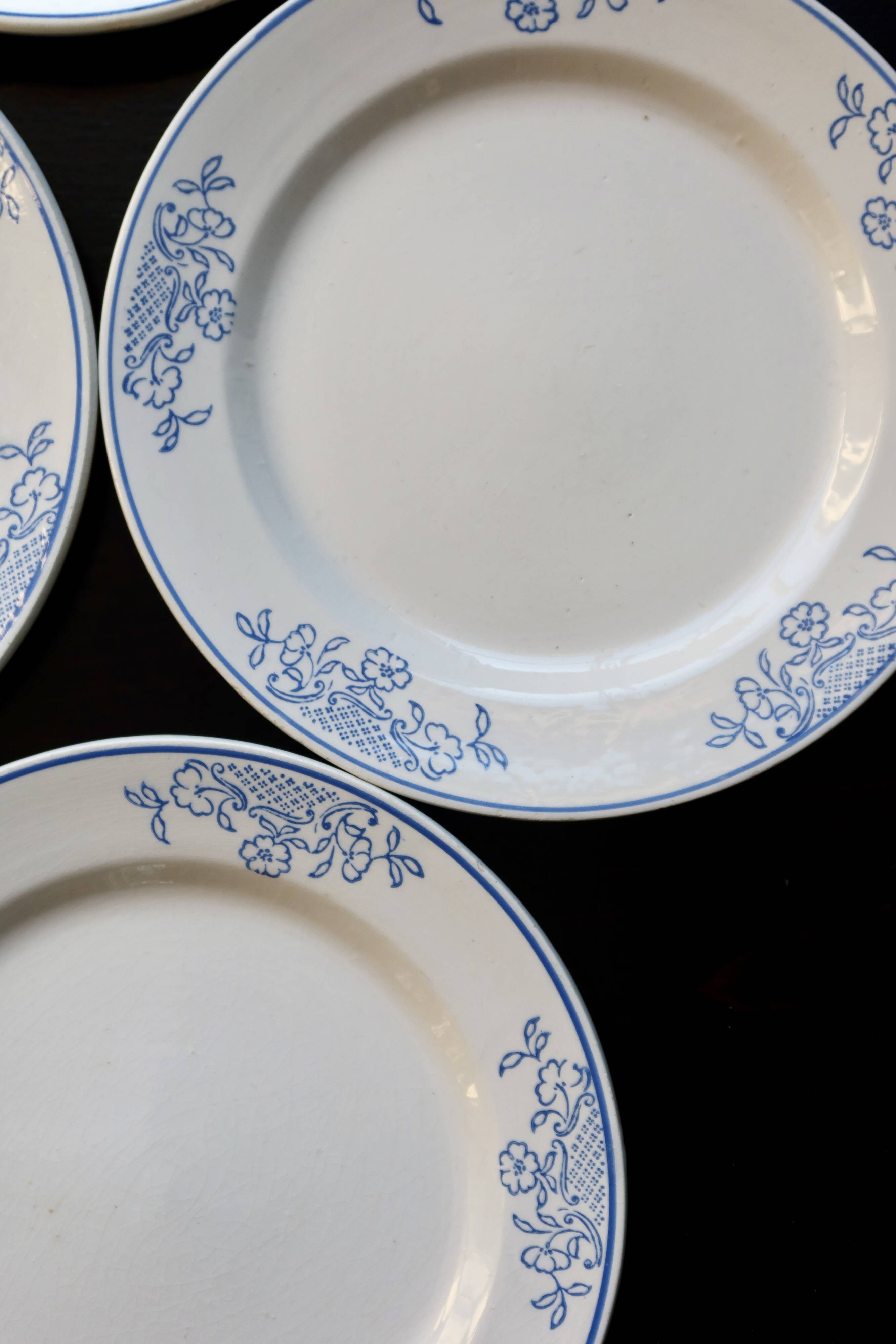 4 vintage ceramic dessert plates - Blue rim and floral pattern