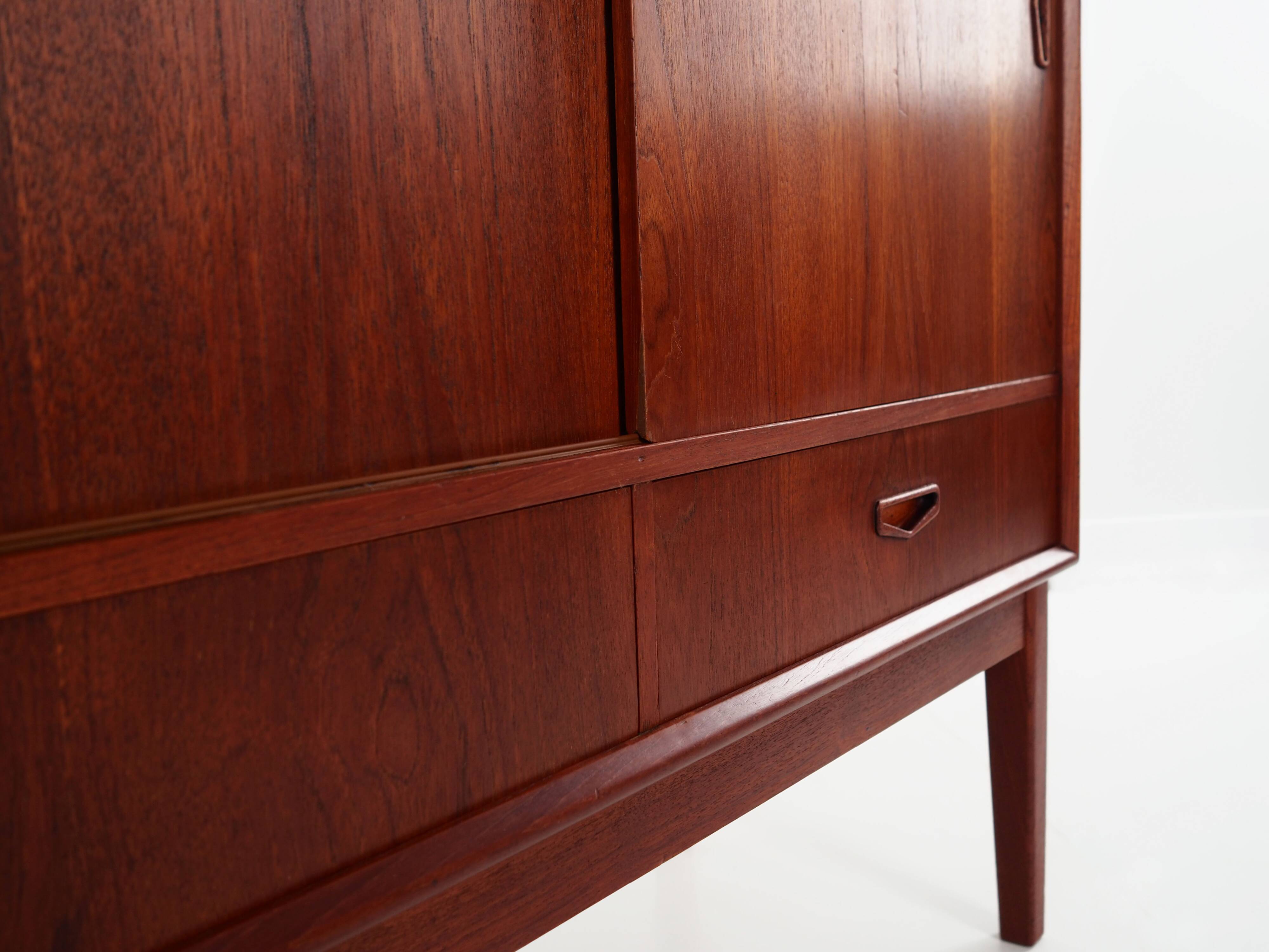 Buffet haut en teck, design danois, années 1970, production : Danemark