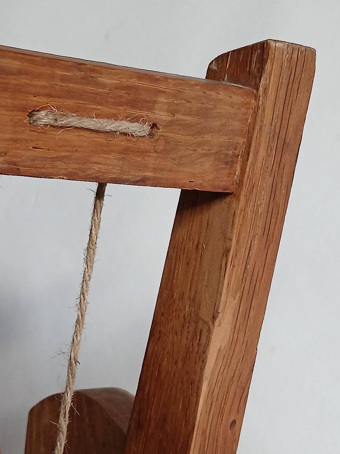 Magazine rack with compass legs in oak and rope, 1950s.