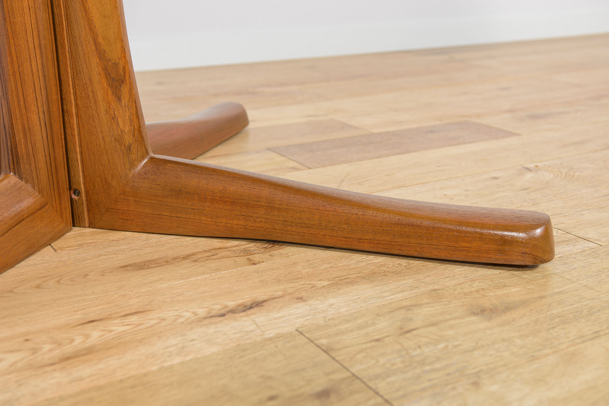 Mid-century round extendable teak dining table from McIntosh, United Kingdom, 1960s