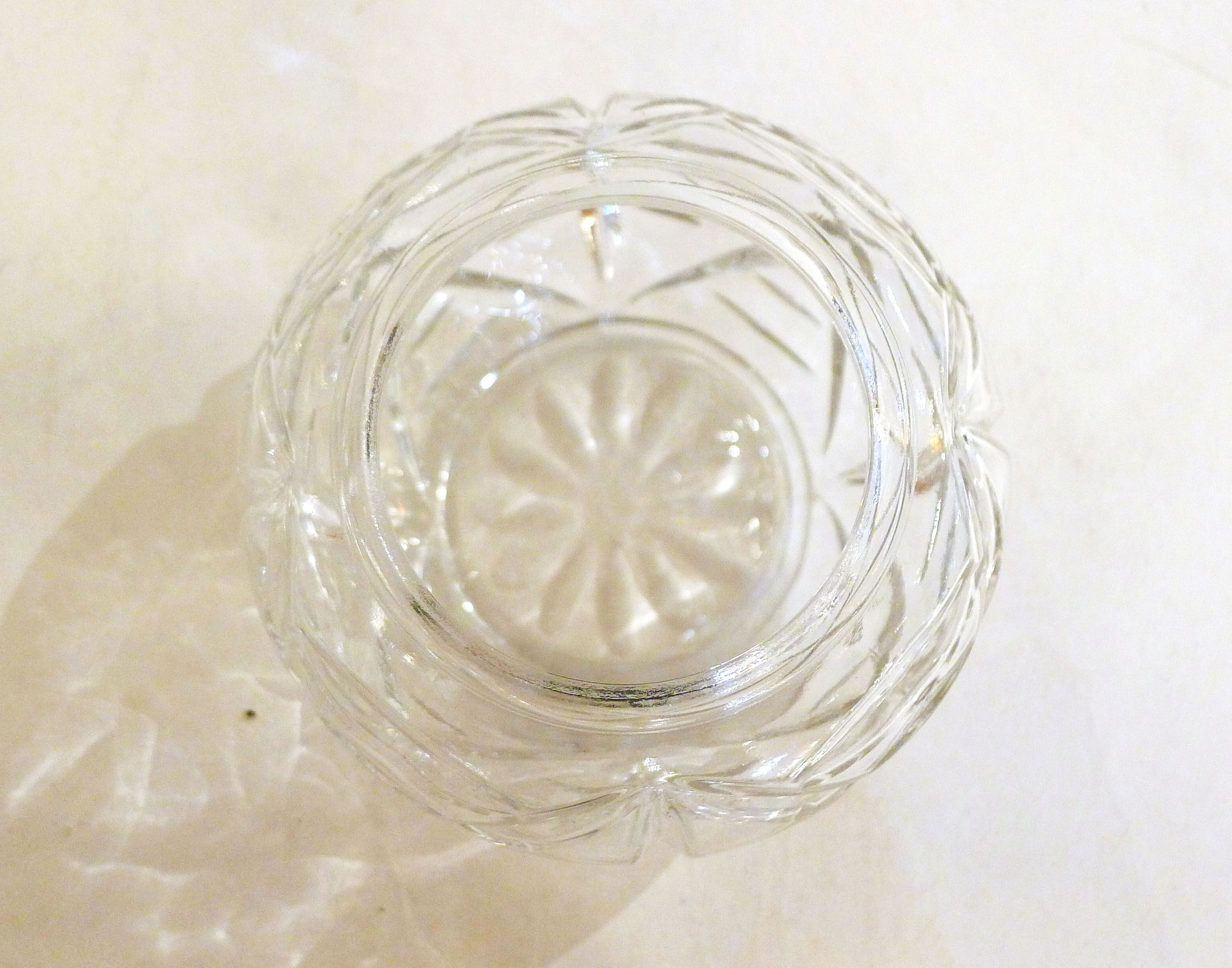 Sugar bowl with integrated clamp