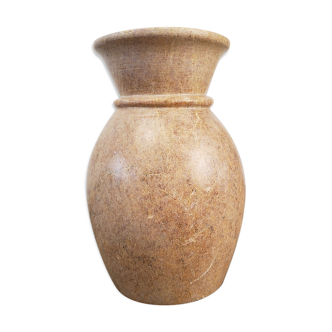 Vase en pierre polie