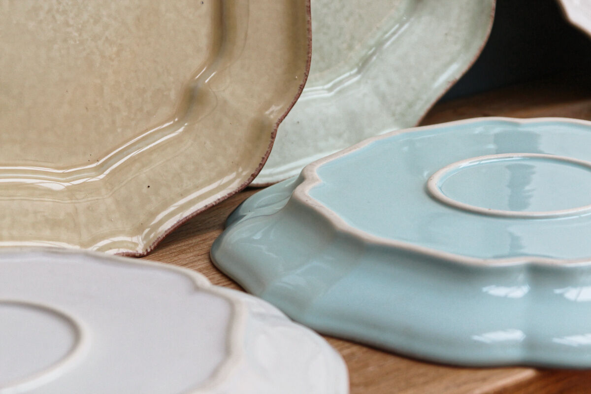 Lot de 9 assiettes de présentation multicolores