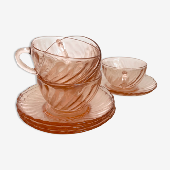 Serving of 4 coffee or tea cups and their saucers