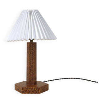 Lampe de table vintage en bois avec abat jour plissé