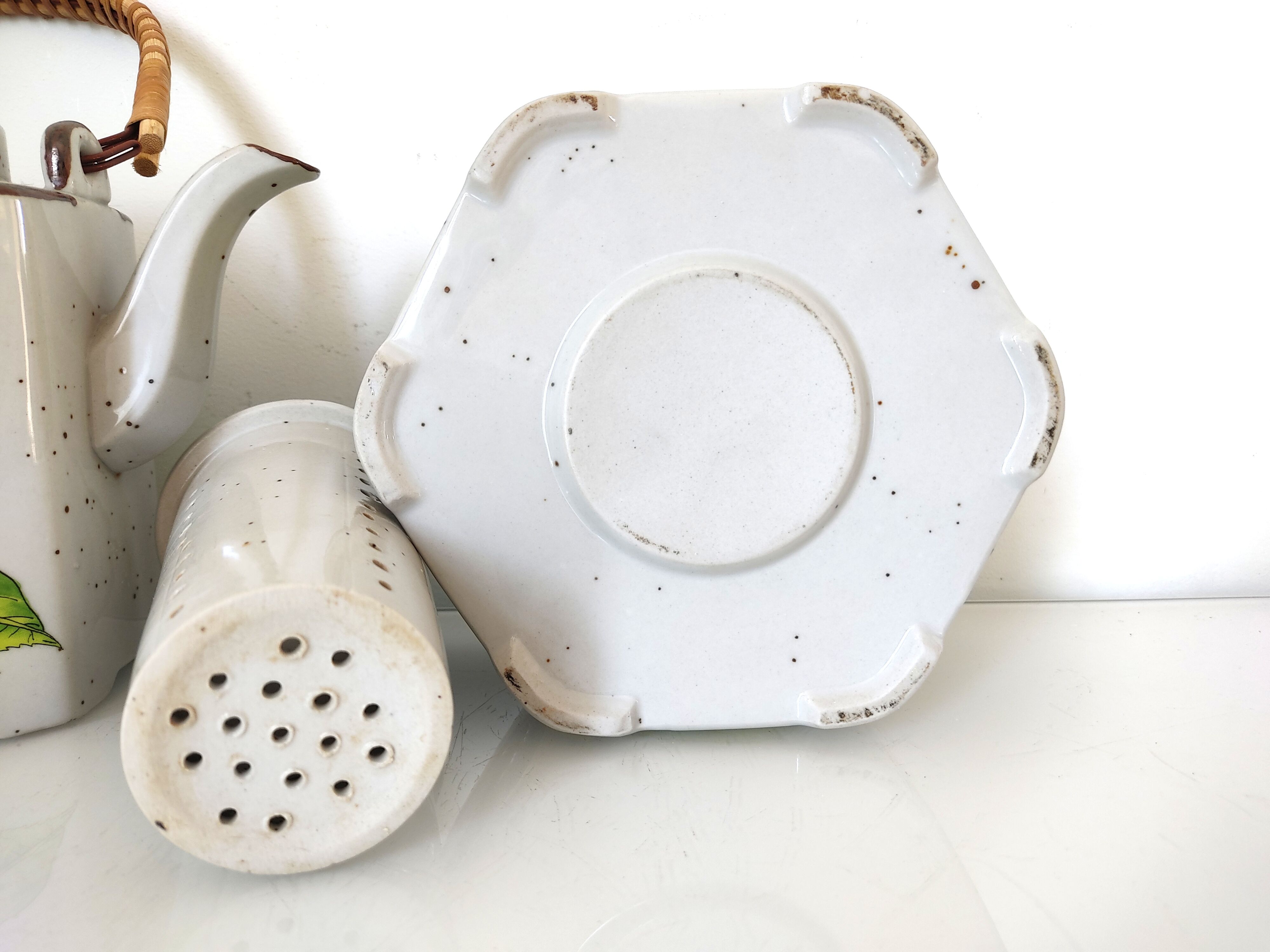 Teapot, stove and 6 cups