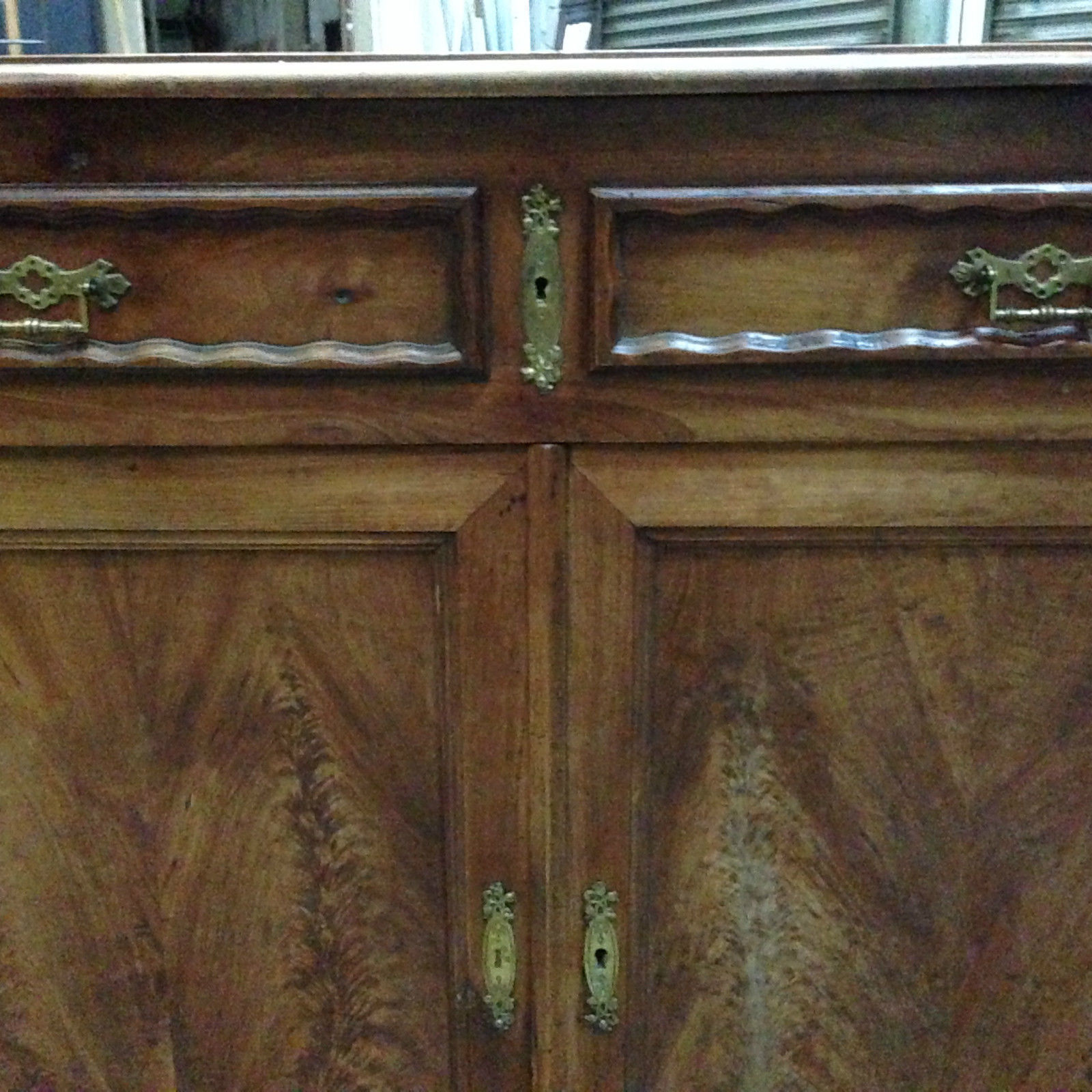 Buffet Louis Philippe en noyer et placage de ronce de noyer Selency