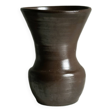 Vase en céramique marron foncé, forme évasée, finition lisse, style classique