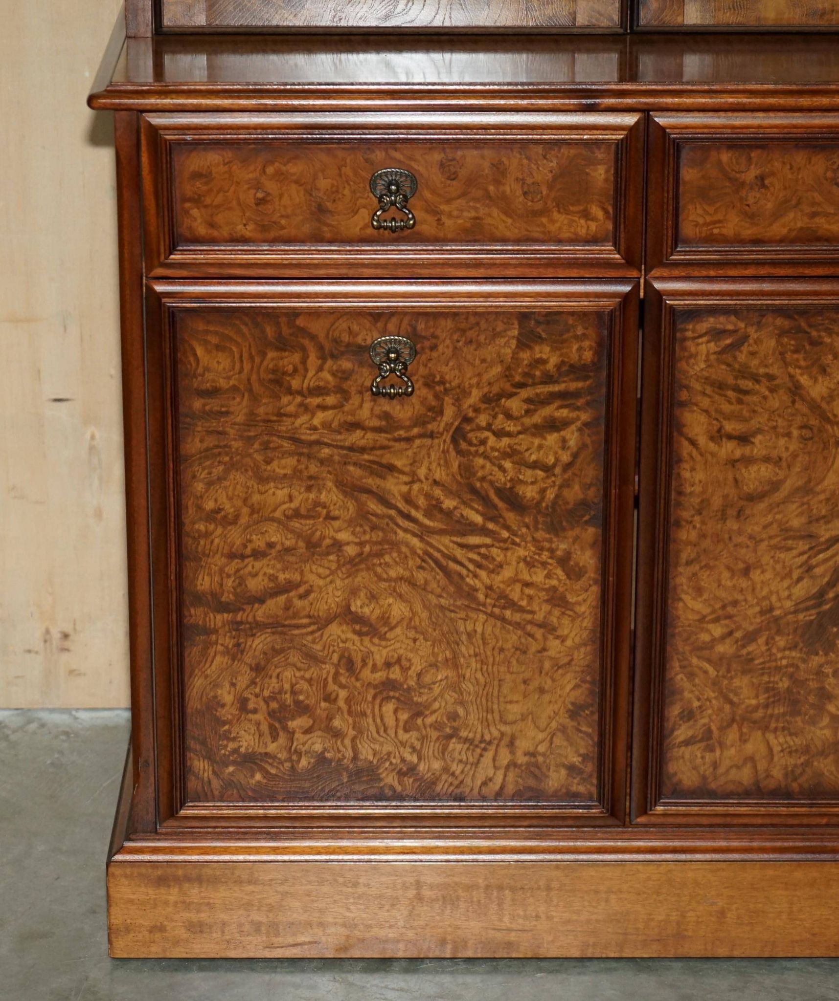 Buffet vintage en noyer burr avec vitres et éclairage, style Art Deco