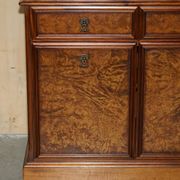 Buffet vintage en noyer burr avec vitres et éclairage, style Art Deco