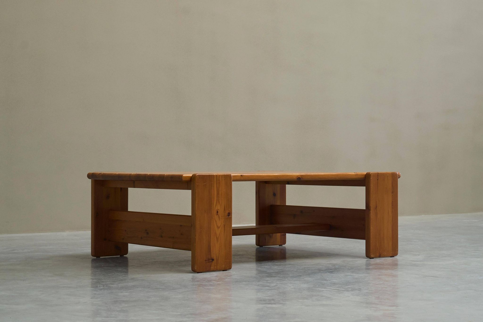 Table basse architecturale en pin massif années 1970