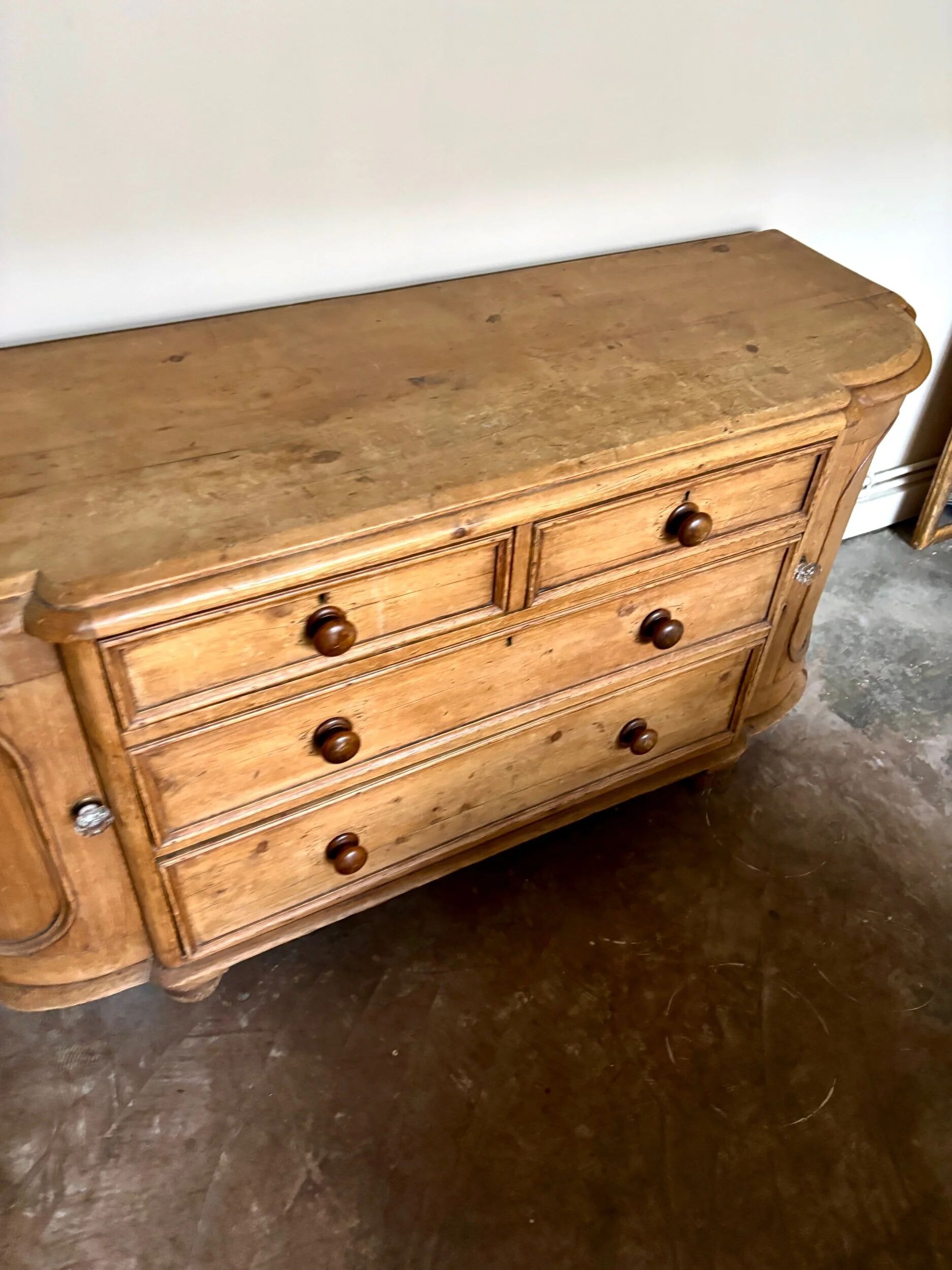 English half-moon sideboard, 2 doors and 4 drawers in light wood, 1930.