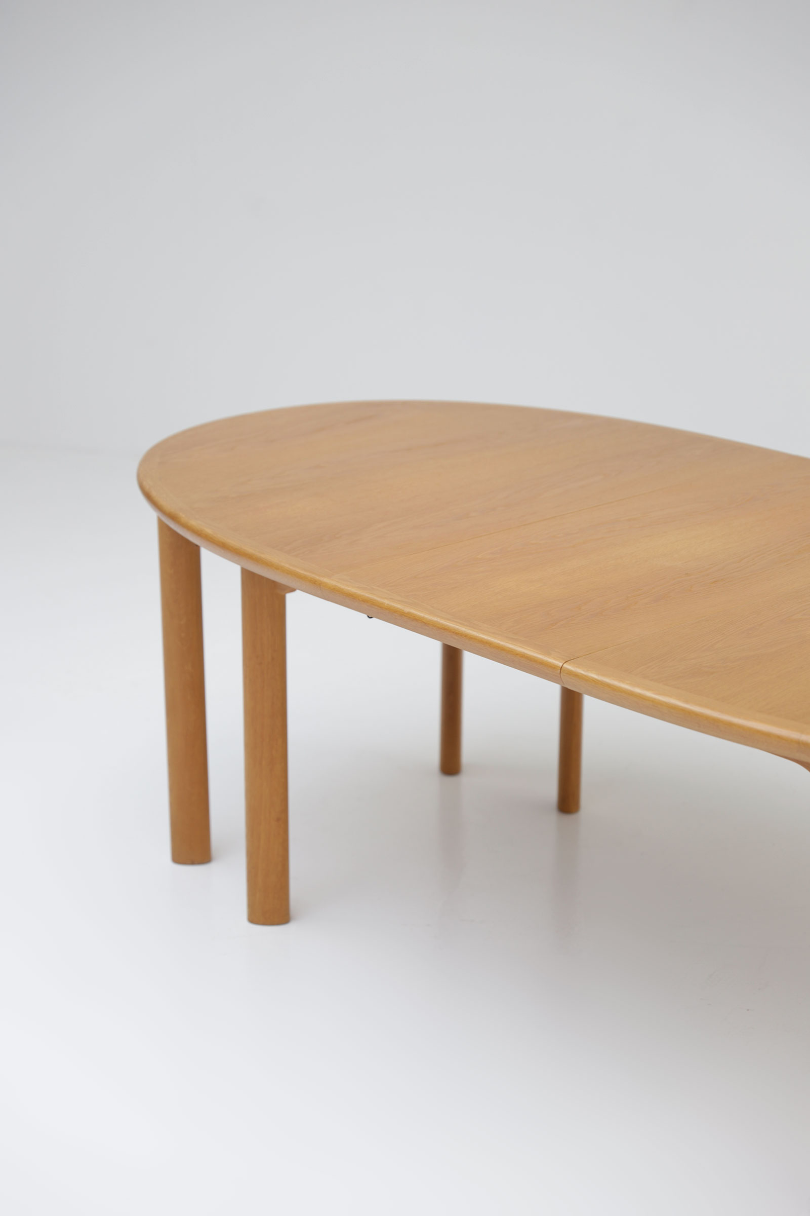 Extendable dining table by Van Den Berghe pauvers