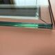 Table basse vintage rénovée avec verre de sécurité feuilleté