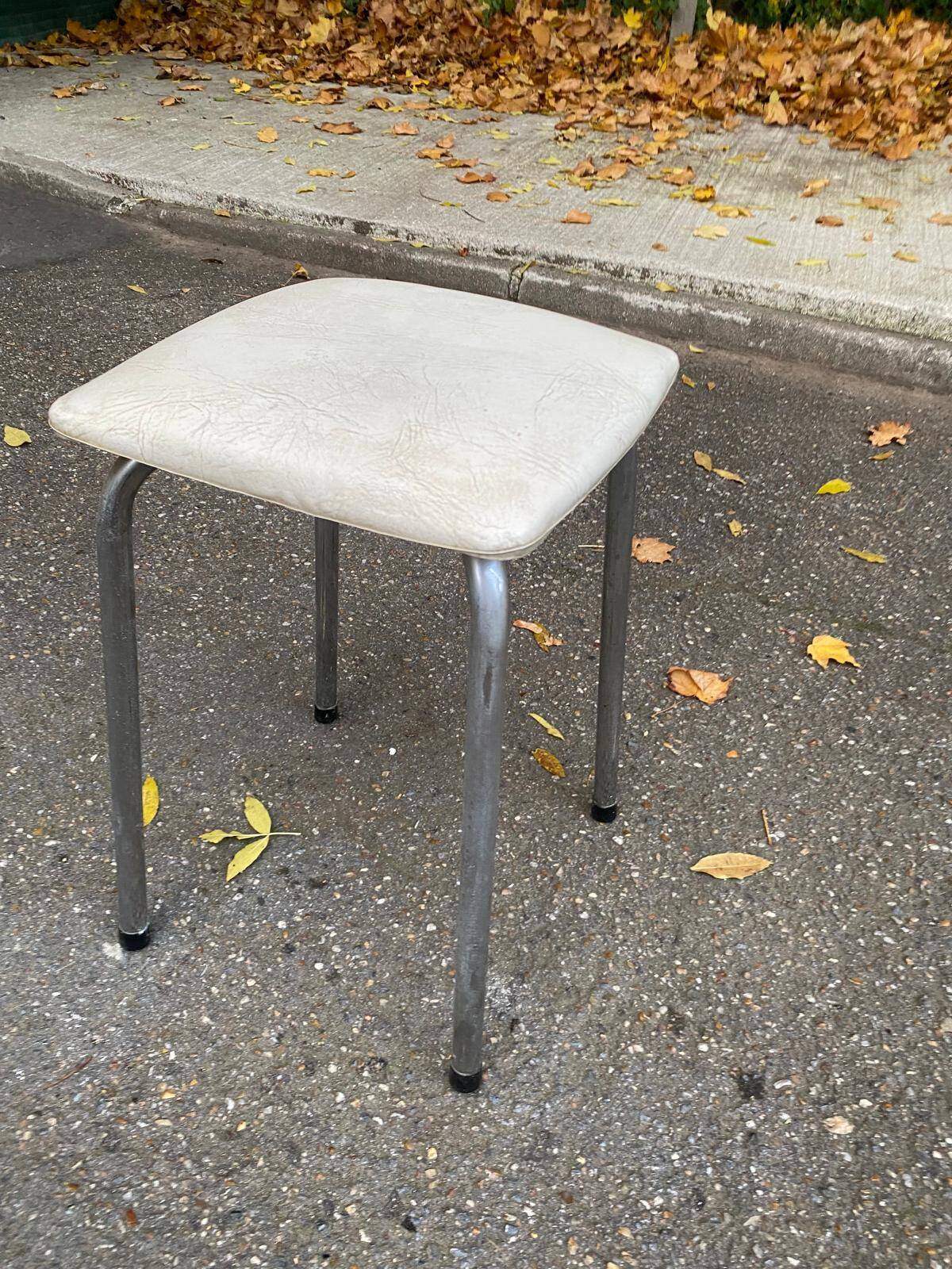 2 tabourets acier et cuir blanc et marron